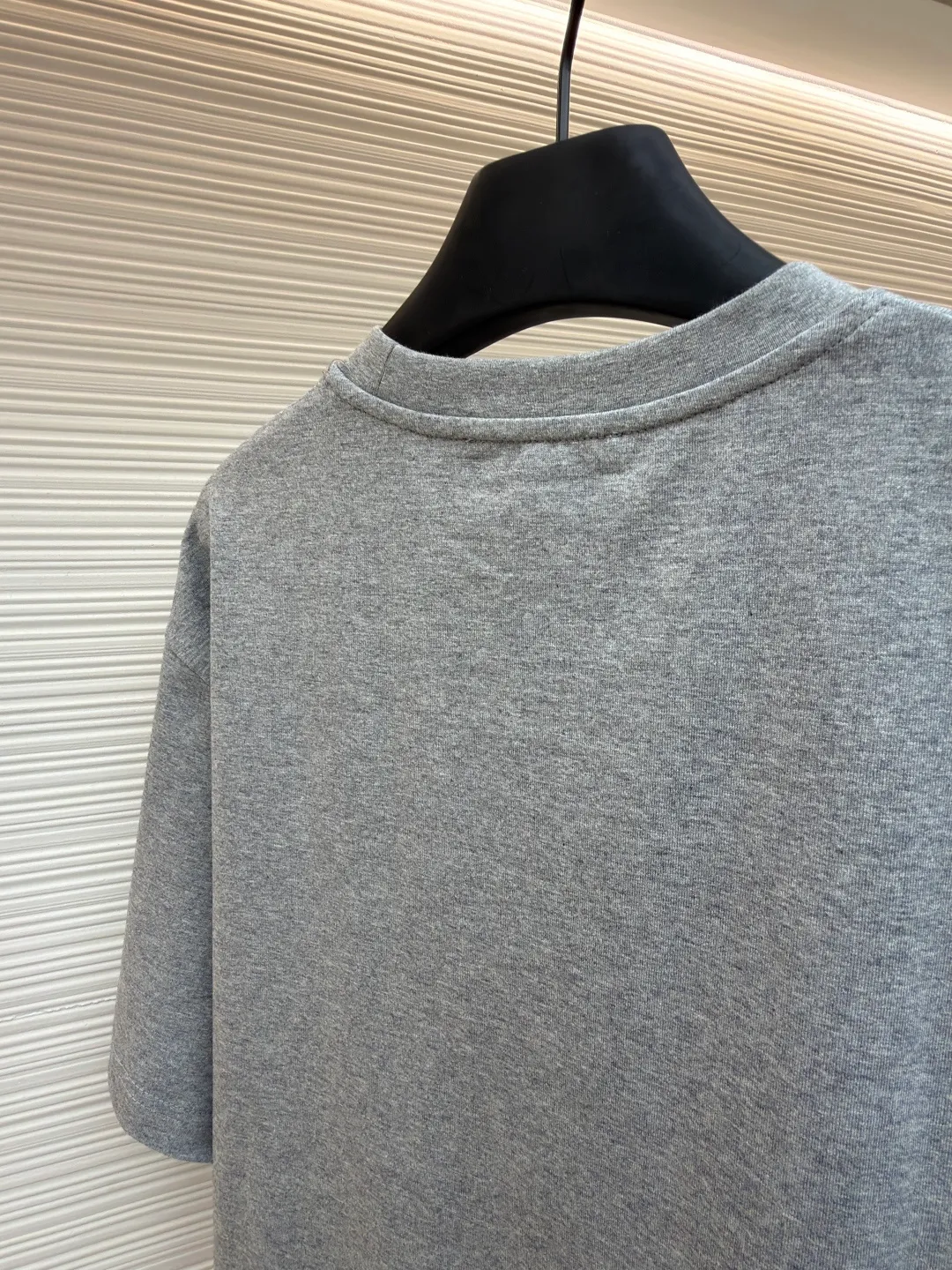 Gucci bridle webbing round neck short sleeves ●Original version: purchased and developed by 5270 ●Item number: 1682231-A00 ●Fabric: fine velvet knitted cotton fabric ●Technology: glue printing ●Color: gray ●Version: fitted version ●Weight: about 280 grams ●Size: XS-S-M-L ●Description: 5S special woven compact fine velvet knitted cotton, weight 230g/㎡; paired with 32S high count and weight 1x1 rib, weight 340g/㎡. Ribbing is used on the collar to ensure excellent elastic recovery and deformation resistance of the collar. The fabric adopts compact spinning technology in the spinning process, which significantly reduces yarn hairiness, making the fabric structure denser, the surface smoother, and the pilling resistance better; fine velvet knitted fabric means that the fabric has been lightly sanded or raised. It feels close to ultra-fine suede; it has a soft and waxy skin-friendly feel. The weight of 230g is medium to heavy, which gives the T-shirt good stiffness and drape, ensuring the texture of the garment and the silhouette that is not prone to collapse. The pattern adopts environmentally friendly elastic glue printing technology. The special environmentally friendly water-based elastic slurry is transferred to the surface of the fabric through a fine silk screen, and then baked and solidified at high temperature. Its elastic properties ensure that the printed pattern can stretch with the fabric without cracking, and has excellent durability; the printed area presents a semi-matte uniform coating effect with high color saturation. It feels soft to the touch and has no obvious film lumps, maintaining the original breathability and comfort of the fabric. The overall wiring is straight and delicate, the fabric is comfortable and soft, and the color is consistent without color difference. It can be matched with the same style to create a fashionable look and control various occasions. Customized accessories, complete with three standards, same style for men and women!