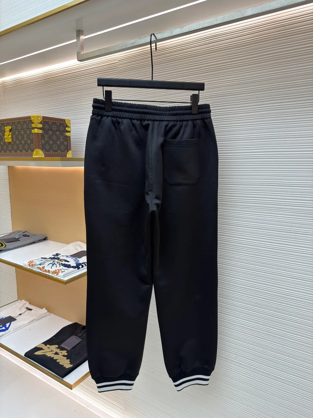 Gucci jersey trousers ●Original version: Purchased and developed for 12600 ●Item number: 1681709-B05 ●Fabric: jersey fabric ●Technology: embossed production ●Color: black ●Version: fitted version ●Weight: about 709 grams ●Size: S-M-L-XL ●Description: These casual sports pants are designed with a loose fit, comfortable to wear and full of fashion. The fabric is made of high-quality cotton blend, which has a soft and delicate feel, good breathability and skin-friendliness. Ready-to-wear garments are made using precision cutting techniques to ensure the overall shape is three-dimensional and crisp. The pants body is designed with multiple functional pockets, which not only increases practicality, but also enhances the overall three-dimensional feel. The unique ribbed cuff design on the trouser legs not only adds a sporty feel, but also adds a sense of fashion to the overall look. The drawstring design at the waist not only makes it easy to adjust the tightness, but also improves wearing comfort. The overall wiring is neat and the stitching is fine and firm, showing superb craftsmanship. Whether it is daily wear or outdoor activities, it can be easily controlled, perfectly interpreting the brand's luxury and functionality. The overall wiring is straight and delicate, the fabric is comfortable and soft, and the color is consistent without color difference. It can be matched with the same style to create a fashionable look and control various occasions. Customized accessories, complete with three standards, same style for men and women!