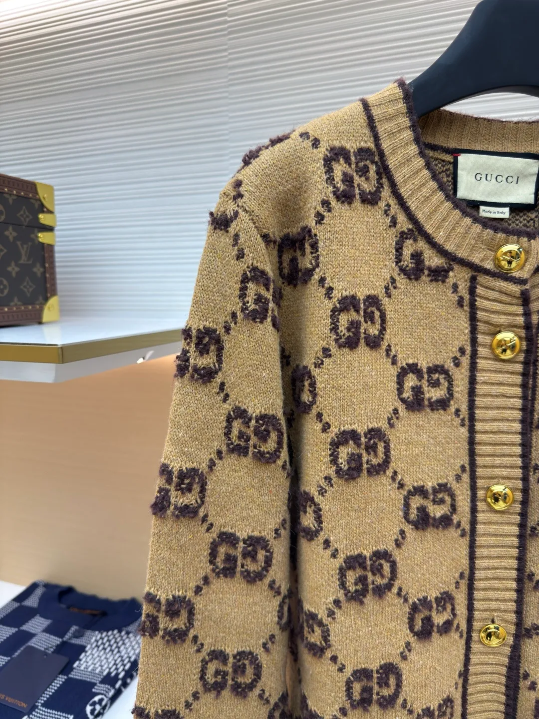 Gucci Looped G Letter Cardigan [Women's Clothing] ●Authentic product: Purchased and developed for 15700 ●Item number: 1680067-B70 ●Fabric: wool fabric ●Technology: knitting ●Version: loose fit ●Weight: about 745 grams ●Size: S-M-L ●Description: We use high-end 50% high-end wool with higher cost. We refer to the original version for 1:1 coloring and dyeing of the yarn. The color similarity is as high as 95%. The difference between worsted wool and wool lies in the sensory effect. , half of the wool has a rich and smooth suede, feels warm to the touch, has no creases after folding, the wool body is soft and has strong resilience, making it one of the must-have wool materials for high-end goods; the loom we use is a 7-needle machine imported from Germany for weaving. Referring to the original version, we conduct a 1:1 test pattern. The thickness, height and twist count of the pattern are all exactly the same as the original version. Each set of patterns adopts the dynamic density of the imported machine. Through control, each set of patterns has a corresponding density. The overall pattern effect is compared with the original version, and the effect is full. It will not be like those ordinary computerized flat knitting machines. In order to rush the goods, the speed is turned to the limit. The stitches of the knitted garments are different in size, lettering, and pattern patterns. For our entire garment, the texture of the garment parts is cleaned, no lettering is used, and there will be no pattern patches, which greatly ensures the texture and clear texture of the garment parts. The overall wiring is straight and delicate, the fabric is comfortable and soft, and the color is consistent without color difference. It can be matched with the same style to create a fashionable look and control various occasions. Customized accessories, complete with three standards, same style for men and women!