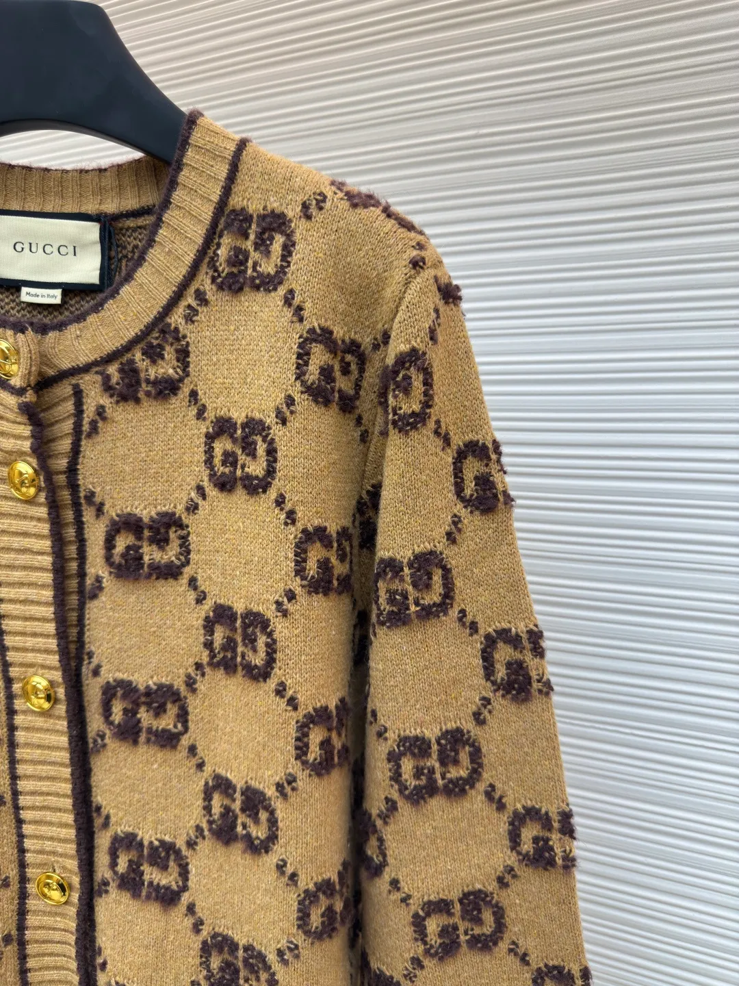 Gucci Looped G Letter Cardigan [Women's Clothing] ●Authentic product: Purchased and developed for 15700 ●Item number: 1680067-B70 ●Fabric: wool fabric ●Technology: knitting ●Version: loose fit ●Weight: about 745 grams ●Size: S-M-L ●Description: We use high-end 50% high-end wool with higher cost. We refer to the original version for 1:1 coloring and dyeing of the yarn. The color similarity is as high as 95%. The difference between worsted wool and wool lies in the sensory effect. , half of the wool has a rich and smooth suede, feels warm to the touch, has no creases after folding, the wool body is soft and has strong resilience, making it one of the must-have wool materials for high-end goods; the loom we use is a 7-needle machine imported from Germany for weaving. Referring to the original version, we conduct a 1:1 test pattern. The thickness, height and twist count of the pattern are all exactly the same as the original version. Each set of patterns adopts the dynamic density of the imported machine. Through control, each set of patterns has a corresponding density. The overall pattern effect is compared with the original version, and the effect is full. It will not be like those ordinary computerized flat knitting machines. In order to rush the goods, the speed is turned to the limit. The stitches of the knitted garments are different in size, lettering, and pattern patterns. For our entire garment, the texture of the garment parts is cleaned, no lettering is used, and there will be no pattern patches, which greatly ensures the texture and clear texture of the garment parts. The overall wiring is straight and delicate, the fabric is comfortable and soft, and the color is consistent without color difference. It can be matched with the same style to create a fashionable look and control various occasions. Customized accessories, complete with three standards, same style for men and women!