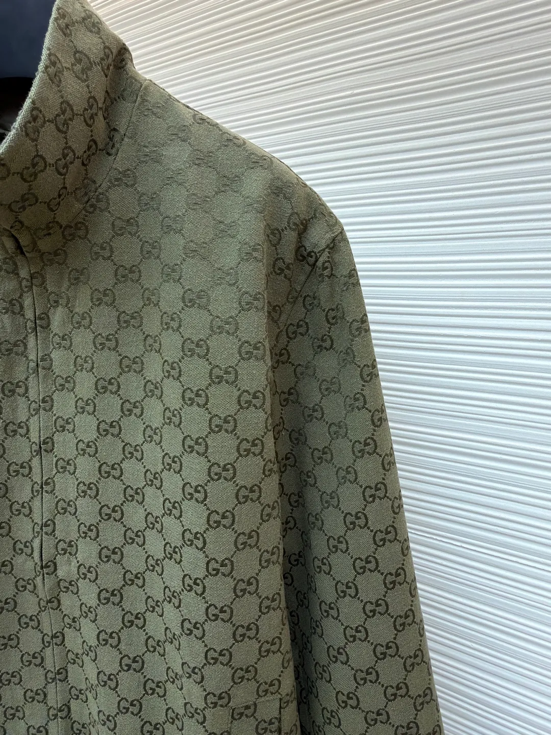 Gucci full-width jacquard all-over printed jacket ●Item number: 1681580-B90 ●Material: polyester fiber fabric ●Technology: jacquard production ●Color: green ●Version: fitted version ●Weight: about 820 grams ●Size: 46-48-50-52 ●Description: Original custom-woven warp siro spinning, cotton nylon blended fabric, imported large rapier machine-colored jacquard technology, jacquard presbyopia all-over printing pattern. Silk lining inside. The laser cutting machine is used to cut the pieces according to the pattern position, the left and right sides of the placket are aligned in parallel, and the parking space splicing process is used to make the cutting pieces neat and tidy, which will cause great loss. Full body counterpoint, correct version, craftsman spirit. Dyed resin engraved buttons and custom double-ended zipper. Front zip pocket, peak collar design, unisex style. The overall wiring is straight and delicate, the fabric is comfortable and soft, and the color is consistent without color difference. It can be matched with the same style to create a fashionable look and control various occasions. Customized accessories, complete with three standards, same style for men and women!
