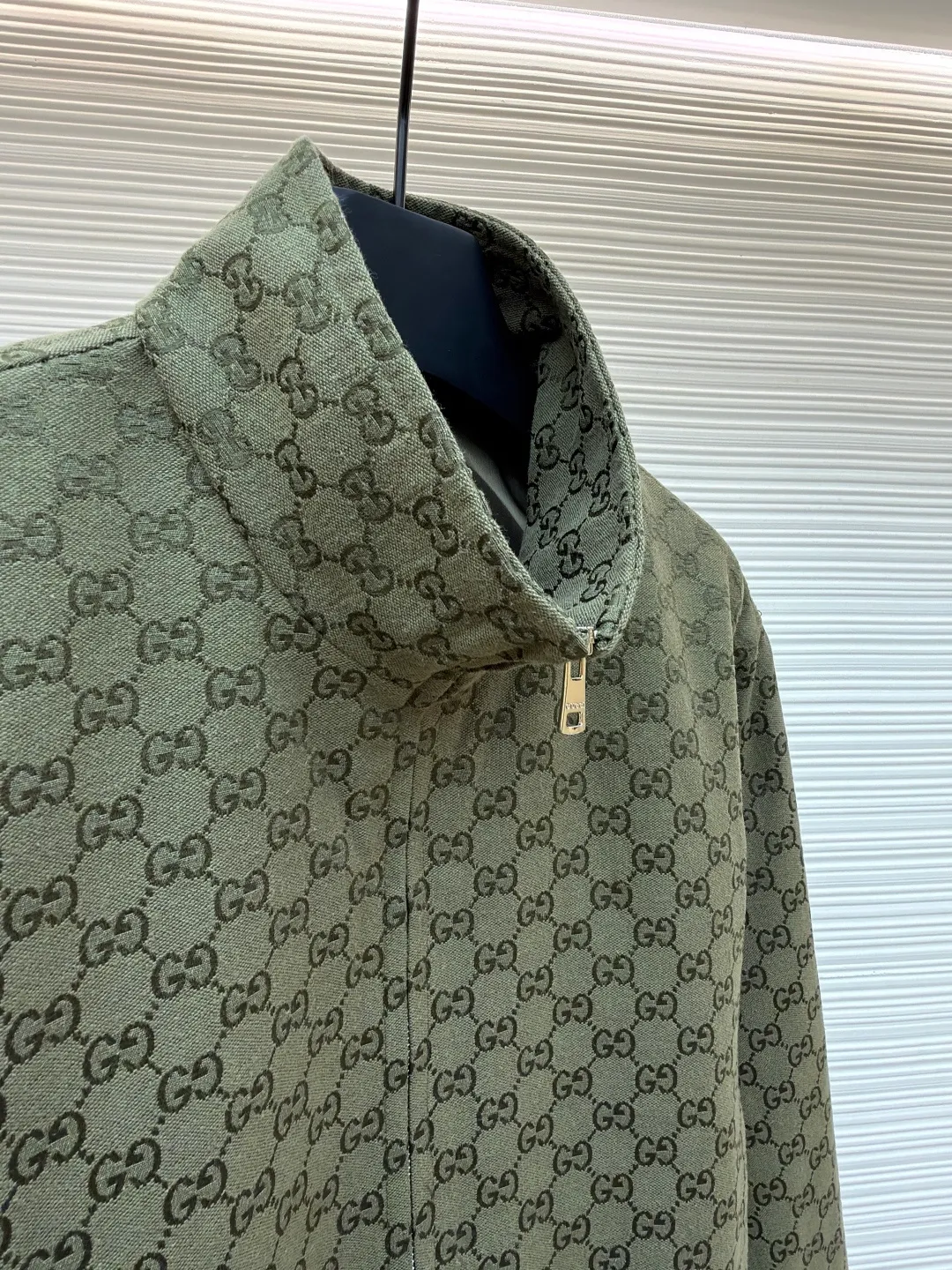 Gucci full-width jacquard all-over printed jacket ●Item number: 1681580-B90 ●Material: polyester fiber fabric ●Technology: jacquard production ●Color: green ●Version: fitted version ●Weight: about 820 grams ●Size: 46-48-50-52 ●Description: Original custom-woven warp siro spinning, cotton nylon blended fabric, imported large rapier machine-colored jacquard technology, jacquard presbyopia all-over printing pattern. Silk lining inside. The laser cutting machine is used to cut the pieces according to the pattern position, the left and right sides of the placket are aligned in parallel, and the parking space splicing process is used to make the cutting pieces neat and tidy, which will cause great loss. Full body counterpoint, correct version, craftsman spirit. Dyed resin engraved buttons and custom double-ended zipper. Front zip pocket, peak collar design, unisex style. The overall wiring is straight and delicate, the fabric is comfortable and soft, and the color is consistent without color difference. It can be matched with the same style to create a fashionable look and control various occasions. Customized accessories, complete with three standards, same style for men and women!