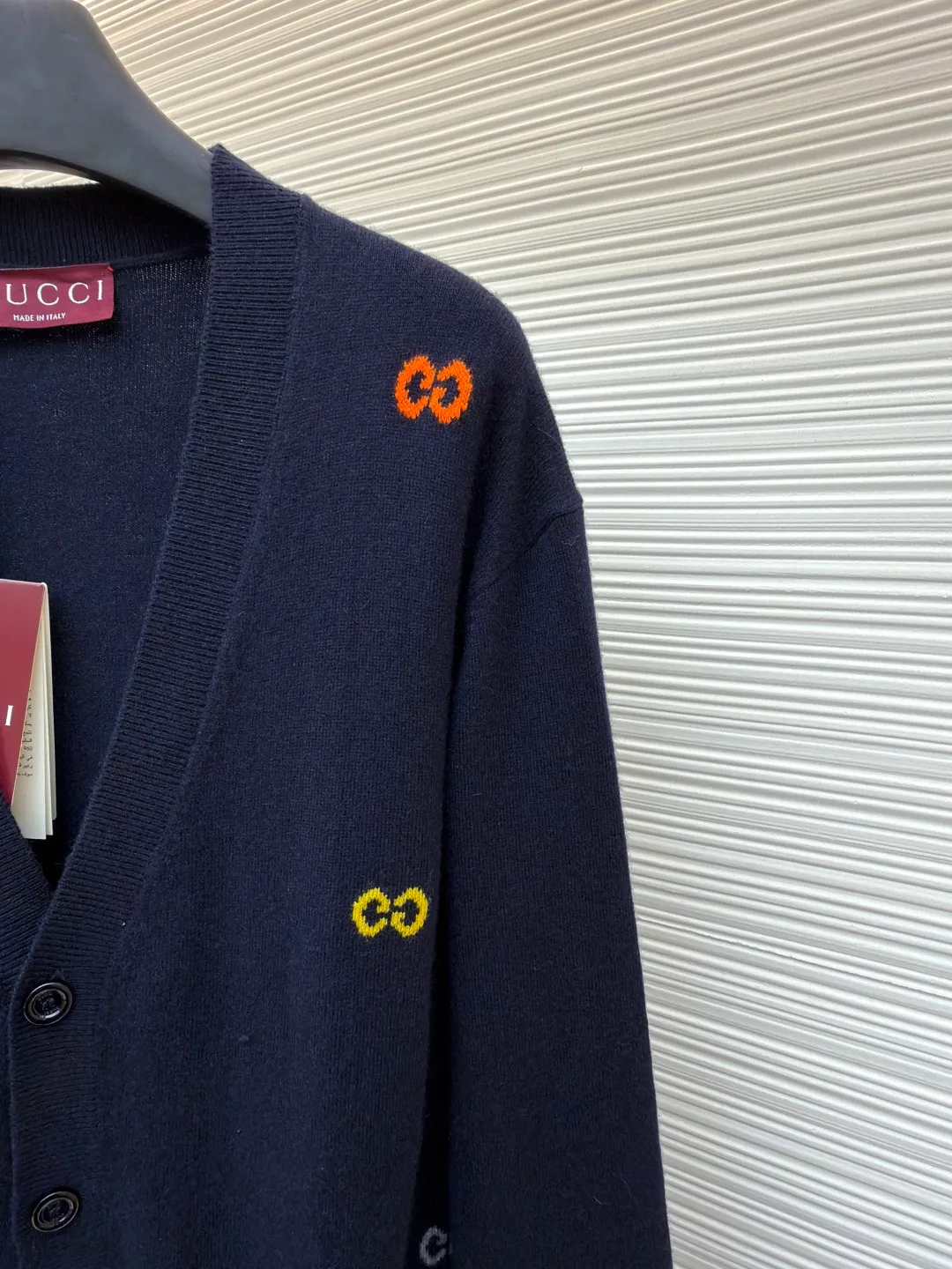 Gucci colorful letter wool cardigan ●Original version: Purchased and developed for 16800 ●Item number: 1680948-B15 ●Fabric: wool fabric ●Technology: knitting ●Version: loose fit ●Weight: about 375 grams ●Size: XS-S-M-L ●Description: The wool material is Basulan 100% wool yarn with a relatively high finished product. We use a 14-needle machine imported from Germany for knitting. The jacquard design process of the word position is extremely complicated. Different from the revised version on the market, 6 groups of yarns are turned back and forth, and the sand spit is kicked back and forth, which greatly increases the knitting time. A single piece takes 260 minutes per piece. The overall wiring is straight and delicate, the fabric is comfortable and soft, and the color is consistent without color difference. It can be matched with the same style to create a fashionable look and control various occasions. Customized accessories, complete with three standards, same style for men and women!