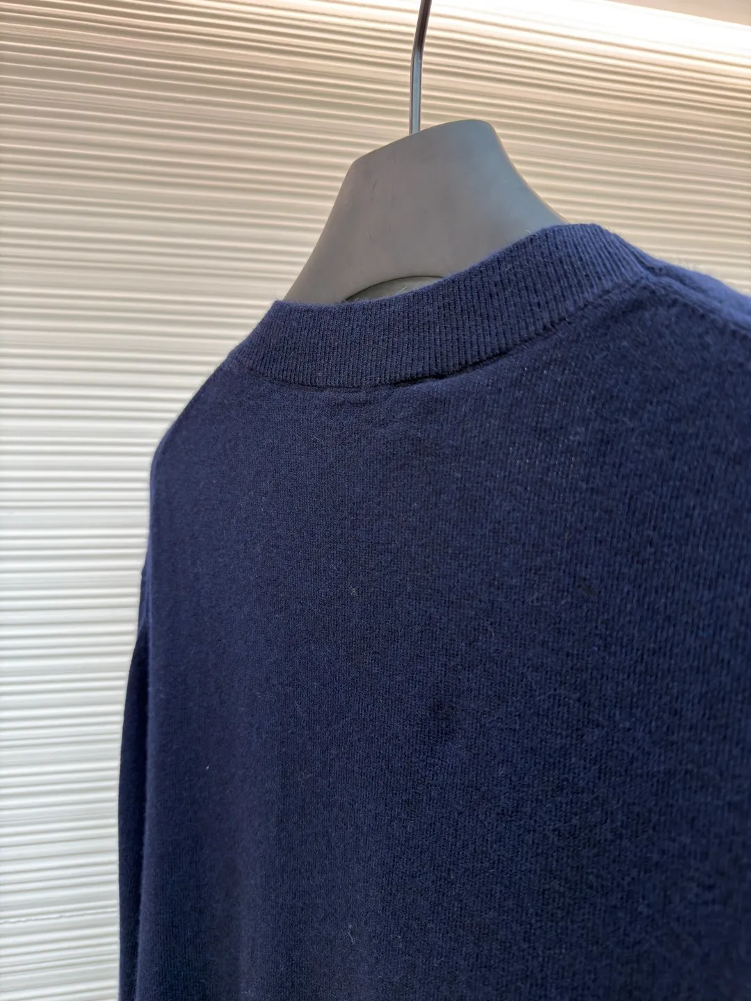 Gucci colorful letter wool cardigan ●Original version: Purchased and developed for 16800 ●Item number: 1680948-B15 ●Fabric: wool fabric ●Technology: knitting ●Version: loose fit ●Weight: about 375 grams ●Size: XS-S-M-L ●Description: The wool material is Basulan 100% wool yarn with a relatively high finished product. We use a 14-needle machine imported from Germany for knitting. The jacquard design process of the word position is extremely complicated. Different from the revised version on the market, 6 groups of yarns are turned back and forth, and the sand spit is kicked back and forth, which greatly increases the knitting time. A single piece takes 260 minutes per piece. The overall wiring is straight and delicate, the fabric is comfortable and soft, and the color is consistent without color difference. It can be matched with the same style to create a fashionable look and control various occasions. Customized accessories, complete with three standards, same style for men and women!