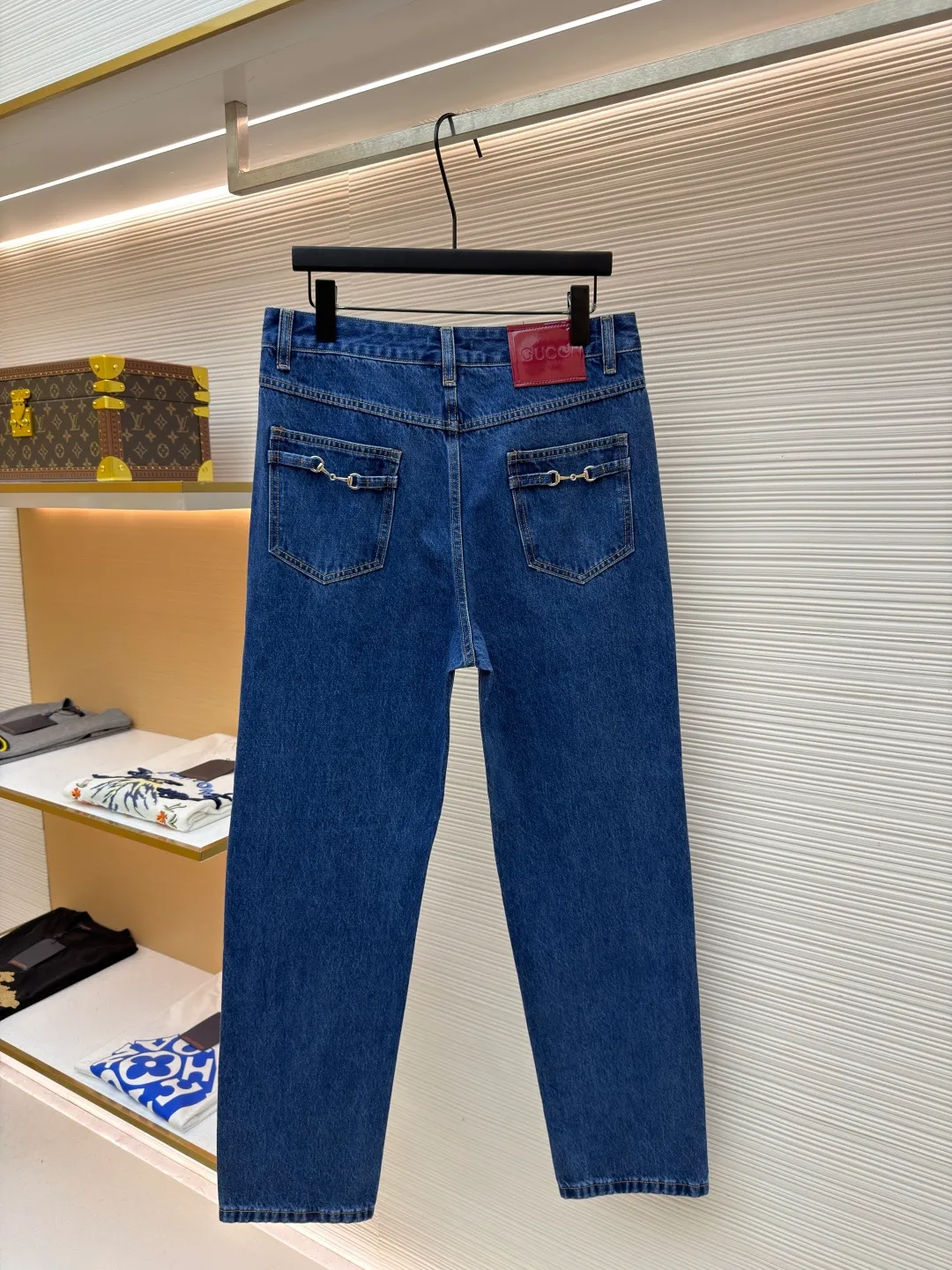 Gucci horsebit cotton jeans ●Item number: 1682553-B25 ●Material: denim fabric ●Technology: washed production ●Color: blue ●Version: fitted version ●Weight: about 715 grams ●Size: 30-31-32-33-34-36 ●Description: This GUCCI classic blue denim trousers is made of high-weight denim denim fabric. After pre-washing, it feels soft and retains the stiffness of the fabric. It is not easy to deform and fade. The classic denim blue color is versatile and full of retro texture. The trousers adopt a classic five-pocket structure design. The placket has custom-made metal buttons and zippers with thick texture. The trousers at the waist are evenly distributed and can be matched with different belts. The overall shape is a straight and loose silhouette, neatly cut to fit the body shape, the trouser hems are exquisitely hemmed, the stitching is straight and fine, the tag-less design is more simple, the customized accessories and brand logo details are complete, and the craftsmanship shows the level of luxury. It is suitable for daily outings, casual commuting and other scenarios. It is the core item for creating casual retro wear. The overall wiring is straight and delicate, the fabric is comfortable and soft, and the color is consistent without color difference. It can be matched with the same style to create a fashionable look and control various occasions. Customized accessories, complete with three standards, same style for men and women!