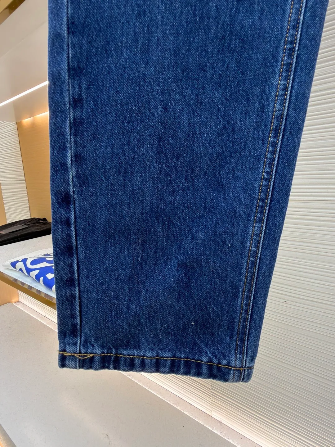 Gucci horsebit cotton jeans ●Item number: 1682553-B25 ●Material: denim fabric ●Technology: washed production ●Color: blue ●Version: fitted version ●Weight: about 715 grams ●Size: 30-31-32-33-34-36 ●Description: This GUCCI classic blue denim trousers is made of high-weight denim denim fabric. After pre-washing, it feels soft and retains the stiffness of the fabric. It is not easy to deform and fade. The classic denim blue color is versatile and full of retro texture. The trousers adopt a classic five-pocket structure design. The placket has custom-made metal buttons and zippers with thick texture. The trousers at the waist are evenly distributed and can be matched with different belts. The overall shape is a straight and loose silhouette, neatly cut to fit the body shape, the trouser hems are exquisitely hemmed, the stitching is straight and fine, the tag-less design is more simple, the customized accessories and brand logo details are complete, and the craftsmanship shows the level of luxury. It is suitable for daily outings, casual commuting and other scenarios. It is the core item for creating casual retro wear. The overall wiring is straight and delicate, the fabric is comfortable and soft, and the color is consistent without color difference. It can be matched with the same style to create a fashionable look and control various occasions. Customized accessories, complete with three standards, same style for men and women!