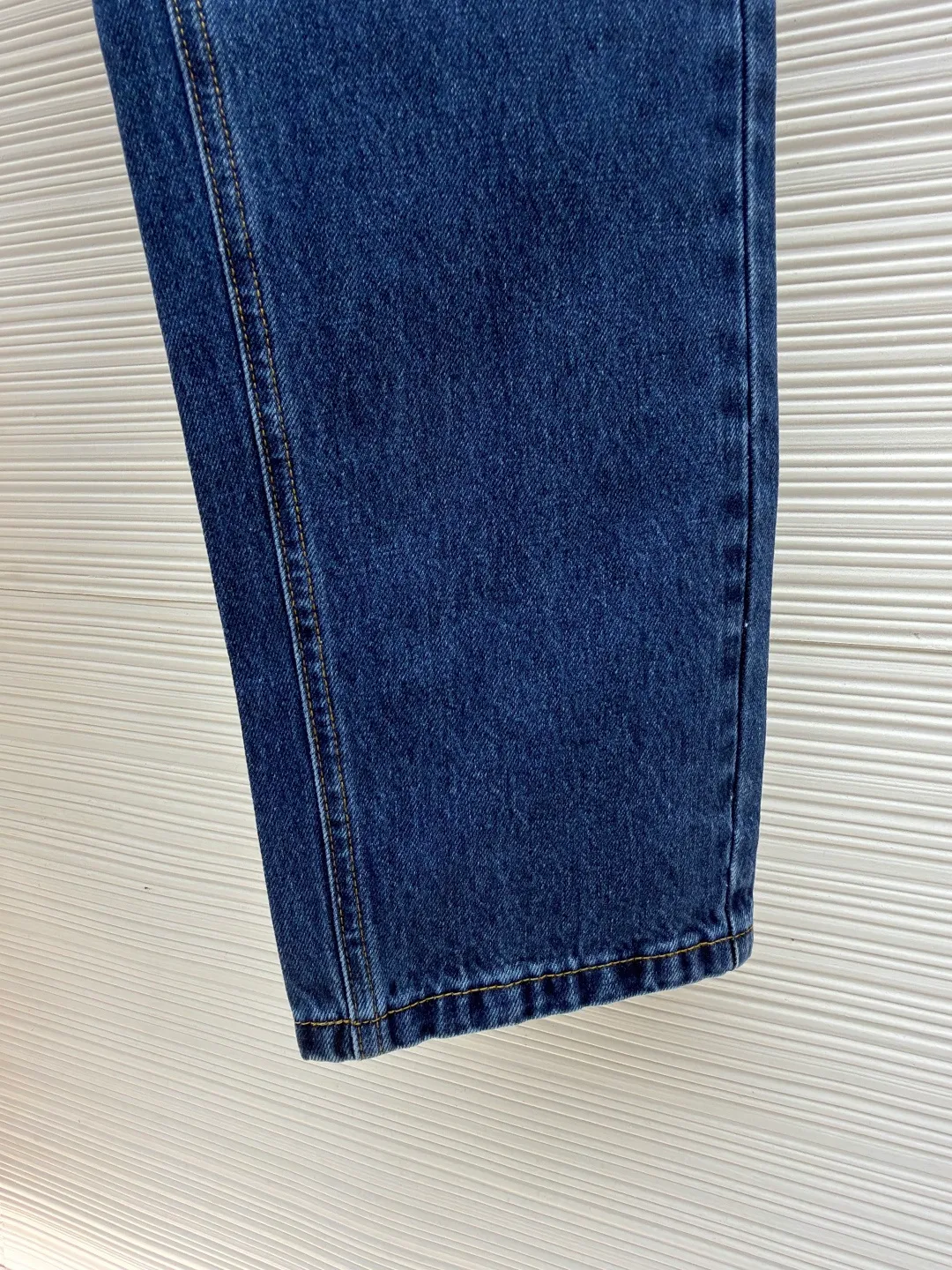 Gucci horsebit cotton jeans ●Item number: 1682553-B25 ●Material: denim fabric ●Technology: washed production ●Color: blue ●Version: fitted version ●Weight: about 715 grams ●Size: 30-31-32-33-34-36 ●Description: This GUCCI classic blue denim trousers is made of high-weight denim denim fabric. After pre-washing, it feels soft and retains the stiffness of the fabric. It is not easy to deform and fade. The classic denim blue color is versatile and full of retro texture. The trousers adopt a classic five-pocket structure design. The placket has custom-made metal buttons and zippers with thick texture. The trousers at the waist are evenly distributed and can be matched with different belts. The overall shape is a straight and loose silhouette, neatly cut to fit the body shape, the trouser hems are exquisitely hemmed, the stitching is straight and fine, the tag-less design is more simple, the customized accessories and brand logo details are complete, and the craftsmanship shows the level of luxury. It is suitable for daily outings, casual commuting and other scenarios. It is the core item for creating casual retro wear. The overall wiring is straight and delicate, the fabric is comfortable and soft, and the color is consistent without color difference. It can be matched with the same style to create a fashionable look and control various occasions. Customized accessories, complete with three standards, same style for men and women!