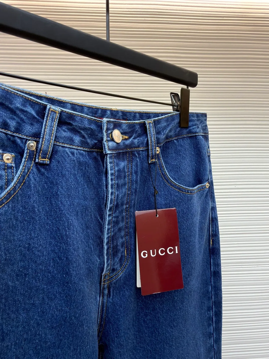 Gucci horsebit cotton jeans ●Item number: 1682553-B25 ●Material: denim fabric ●Technology: washed production ●Color: blue ●Version: fitted version ●Weight: about 715 grams ●Size: 30-31-32-33-34-36 ●Description: This GUCCI classic blue denim trousers is made of high-weight denim denim fabric. After pre-washing, it feels soft and retains the stiffness of the fabric. It is not easy to deform and fade. The classic denim blue color is versatile and full of retro texture. The trousers adopt a classic five-pocket structure design. The placket has custom-made metal buttons and zippers with thick texture. The trousers at the waist are evenly distributed and can be matched with different belts. The overall shape is a straight and loose silhouette, neatly cut to fit the body shape, the trouser hems are exquisitely hemmed, the stitching is straight and fine, the tag-less design is more simple, the customized accessories and brand logo details are complete, and the craftsmanship shows the level of luxury. It is suitable for daily outings, casual commuting and other scenarios. It is the core item for creating casual retro wear. The overall wiring is straight and delicate, the fabric is comfortable and soft, and the color is consistent without color difference. It can be matched with the same style to create a fashionable look and control various occasions. Customized accessories, complete with three standards, same style for men and women!