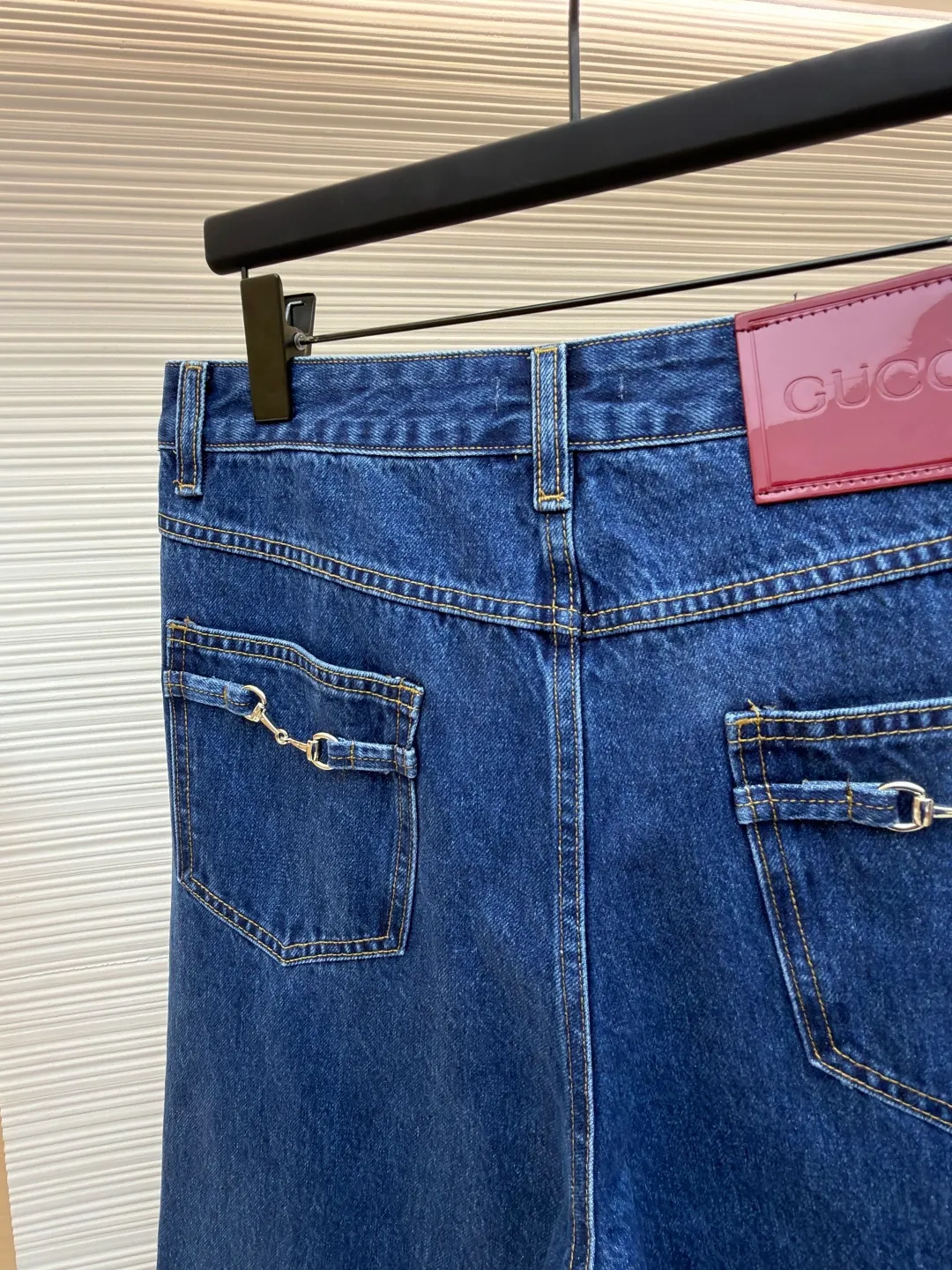 Gucci horsebit cotton jeans ●Item number: 1682553-B25 ●Material: denim fabric ●Technology: washed production ●Color: blue ●Version: fitted version ●Weight: about 715 grams ●Size: 30-31-32-33-34-36 ●Description: This GUCCI classic blue denim trousers is made of high-weight denim denim fabric. After pre-washing, it feels soft and retains the stiffness of the fabric. It is not easy to deform and fade. The classic denim blue color is versatile and full of retro texture. The trousers adopt a classic five-pocket structure design. The placket has custom-made metal buttons and zippers with thick texture. The trousers at the waist are evenly distributed and can be matched with different belts. The overall shape is a straight and loose silhouette, neatly cut to fit the body shape, the trouser hems are exquisitely hemmed, the stitching is straight and fine, the tag-less design is more simple, the customized accessories and brand logo details are complete, and the craftsmanship shows the level of luxury. It is suitable for daily outings, casual commuting and other scenarios. It is the core item for creating casual retro wear. The overall wiring is straight and delicate, the fabric is comfortable and soft, and the color is consistent without color difference. It can be matched with the same style to create a fashionable look and control various occasions. Customized accessories, complete with three standards, same style for men and women!