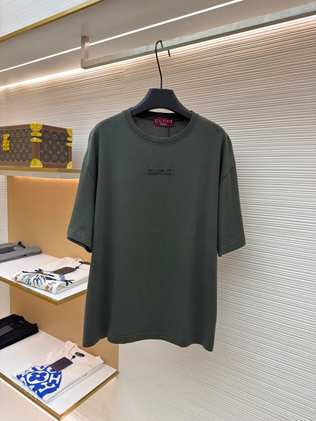Gucci logo embroidered short sleeves ●Original version: Purchased and developed for 5700 ●Item number: 1682383-X95 ●Material: silk cotton fabric ●Technology: patch embroidery production ●Color: green ●Version: fitted version ●Weight: about 270 grams ●Size: S-M-L-XL ●Description: Custom-dyed elegant charcoal dark gray silk cotton, soft and delicate, comfortable and skin-friendly, with a calm charcoal dark gray tone as the foundation Like the deepest secret under the night sky, the eye-catching GUCCI words on the chest are embellished, like the imprint of the brand spirit, revealing an indescribable sense of high-end, restrained beauty, and unlimited wear. Adopting imported machine appliqué embroidery technology, advanced computer control systems and precision mechanical components are used to achieve Gucci appliqué embroidery operations, presenting an embroidery effect with both clarity and three-dimensionality. The fabrics have been washed to give them a better feel and texture. They are not easy to deform, shrink or fade, and maintain their long-lasting beauty. The overall wiring is straight and delicate, the fabric is comfortable and soft, and the color is consistent without color difference. It can be matched with the same style to create a fashionable look and control various occasions. Customized accessories, complete with three standards, same style for men and women!