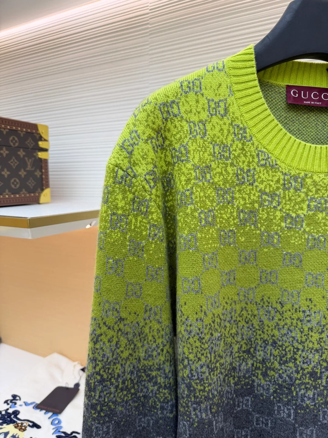Gucci gradient jacquard knitted sweater ●Original version: Purchased and developed by 27139 ●Item number: 1681332-B40 ●Fabric: wool blended fabric ●Technology: knitted production ●Color: yellow, green and black gradient ●Version: fitted version ●Weight: about 545 grams ●Size: S-M-L-XL ●Description: Made of high-end blended wool fabric, soft and delicate to the touch, warm to wear and with excellent skin-friendliness and extensibility, ensuring the texture and comfort of the sweater; the neckline adopts a classic round-neck design, which is simple and elegant, and fits the neck line, making it both neat and sophisticated; the body of the garment The gradient color is matched with the double G logo printed all over, and the design is unique and eye-catching. It combines retro and trendy styles to fully demonstrate the brand recognition; the overall style is casual and versatile, suitable for a variety of dressing scenes, and can be easily controlled by different body shapes; the knitting technology is exquisite, the texture is clear and even, and the pattern weaving is fine and firm. The overall wiring is straight and delicate, the fabric is comfortable and soft, and the color is consistent without color difference. It can be matched with the same style to create a fashionable look and control various occasions. Customized accessories, complete with three standards, same style for men and women!
