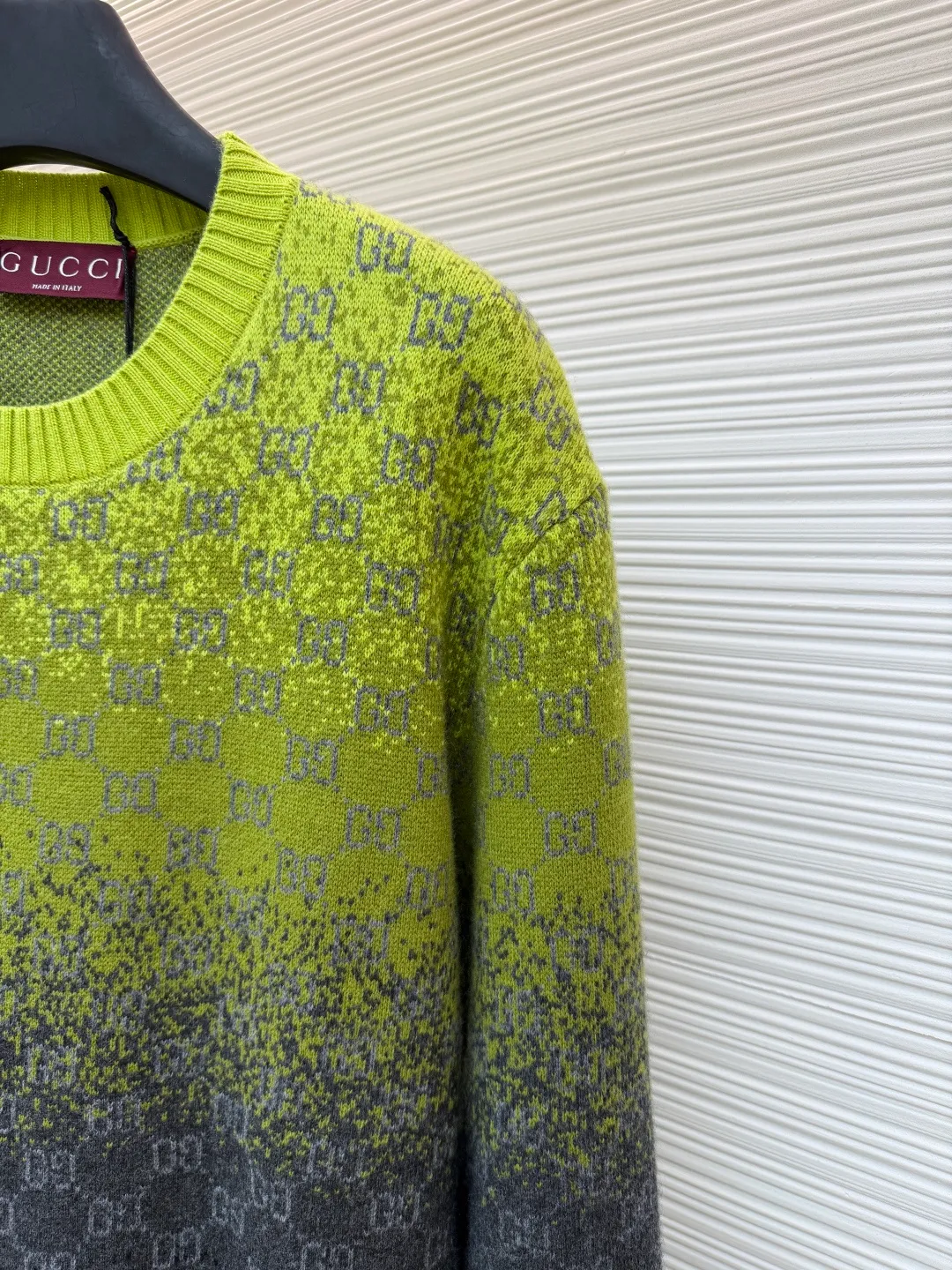 Gucci gradient jacquard knitted sweater ●Original version: Purchased and developed by 27139 ●Item number: 1681332-B40 ●Fabric: wool blended fabric ●Technology: knitted production ●Color: yellow, green and black gradient ●Version: fitted version ●Weight: about 545 grams ●Size: S-M-L-XL ●Description: Made of high-end blended wool fabric, soft and delicate to the touch, warm to wear and with excellent skin-friendliness and extensibility, ensuring the texture and comfort of the sweater; the neckline adopts a classic round-neck design, which is simple and elegant, and fits the neck line, making it both neat and sophisticated; the body of the garment The gradient color is matched with the double G logo printed all over, and the design is unique and eye-catching. It combines retro and trendy styles to fully demonstrate the brand recognition; the overall style is casual and versatile, suitable for a variety of dressing scenes, and can be easily controlled by different body shapes; the knitting technology is exquisite, the texture is clear and even, and the pattern weaving is fine and firm. The overall wiring is straight and delicate, the fabric is comfortable and soft, and the color is consistent without color difference. It can be matched with the same style to create a fashionable look and control various occasions. Customized accessories, complete with three standards, same style for men and women!