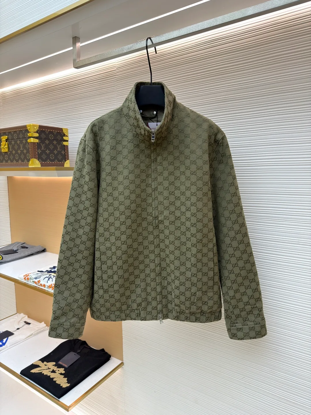 Gucci full-width jacquard all-over printed jacket ●Item number: 1681580-B90 ●Material: polyester fiber fabric ●Technology: jacquard production ●Color: green ●Version: fitted version ●Weight: about 820 grams ●Size: 46-48-50-52 ●Description: Original custom-woven warp siro spinning, cotton nylon blended fabric, imported large rapier machine-colored jacquard technology, jacquard presbyopia all-over printing pattern. Silk lining inside. The laser cutting machine is used to cut the pieces according to the pattern position, the left and right sides of the placket are aligned in parallel, and the parking space splicing process is used to make the cutting pieces neat and tidy, which will cause great loss. Full body counterpoint, correct version, craftsman spirit. Dyed resin engraved buttons and custom double-ended zipper. Front zip pocket, peak collar design, unisex style. The overall wiring is straight and delicate, the fabric is comfortable and soft, and the color is consistent without color difference. It can be matched with the same style to create a fashionable look and control various occasions. Customized accessories, complete with three standards, same style for men and women!