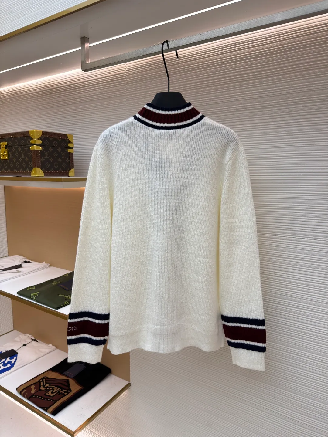 Gucci V-neck knitted cardigan ●Original version: Purchased and developed for 13600 ●Item number: 1680871-B15 ●Material: wool blended fabric ●Technology: Knitted production ●Version: Loose fit ●Weight: about 620 grams ●Size: S-M-L-XL ●Description: This sweater is made of 100% wool knitted fabric, with Gucc intarsia on the sleeves. Engraved button closure, soft and comfortable texture. The overall wiring is straight and delicate, the fabric is comfortable and soft, and the color is consistent without color difference. It can be matched with the same style to create a fashionable look and control various occasions. Customized accessories, complete with three standards, same style for men and women!