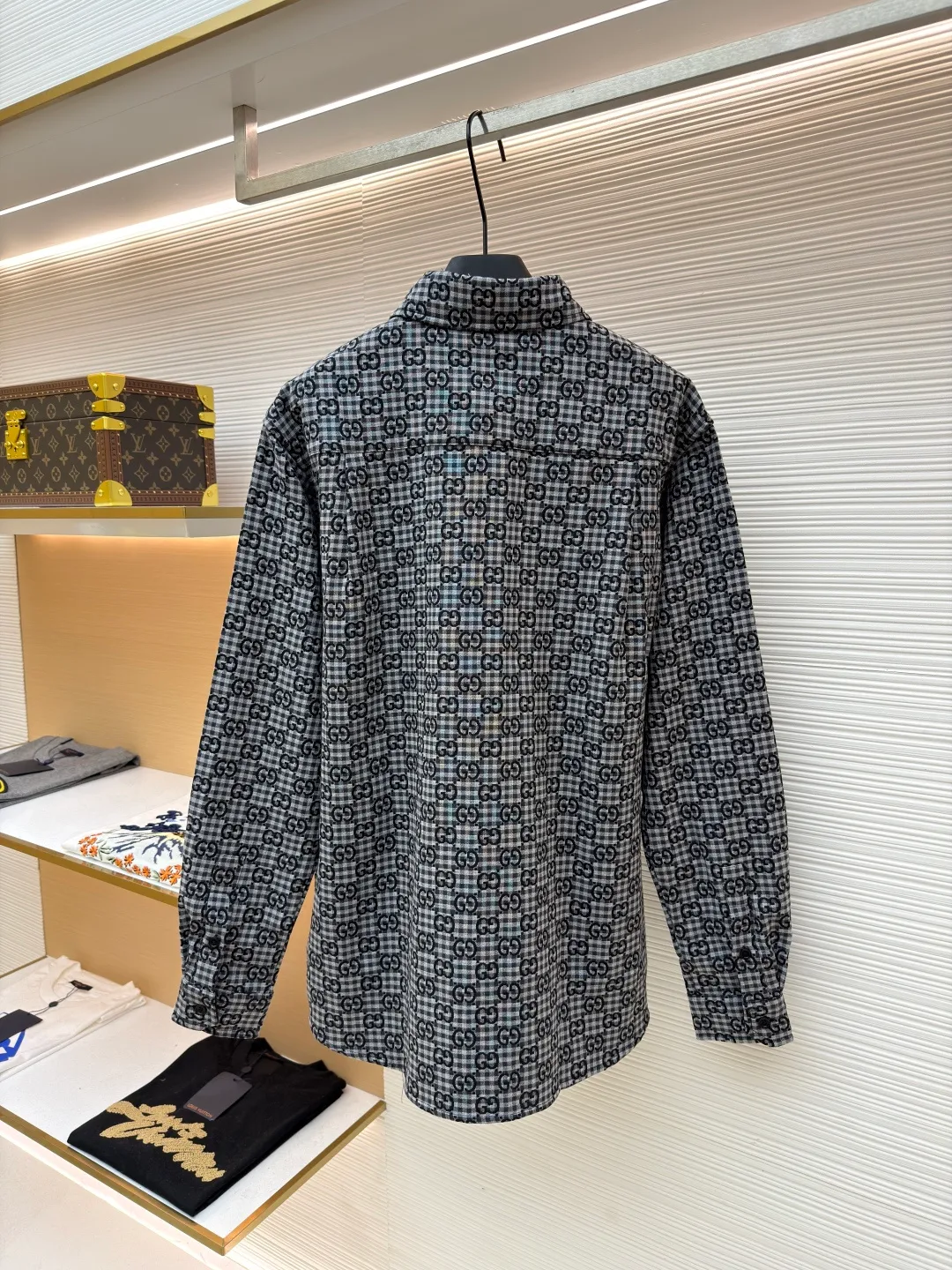 Gucci full-print plaid jacquard shirt ●Original version: Purchased and developed for 9900 ●Item number: 1681592-B05 ●Material: plaid cotton-wool blended jacquard fabric ●Technology: jacquard production ●Color: black, white and gray plaid ●Version: fitted version ●Weight: about 520g ●Size: 42-44-46-48 ●Description: Customized GG plaid cotton-wool blended jacquard fabric with excellent texture and micro-elastic texture Comfortable and close to the skin, with ink gray as the base, unobtrusive grayscale narrative, just like the restrained aura of a contemporary gentleman, with geometric plaid as the bone, weaving a symphony of intertwined shades of plaid, jacquard craftsmanship as the soul, encounter the GG pattern covering the body, derived from the brand's profound cultural heritage, inspired by architectural aesthetics, seamlessly connect the static line sense with the dynamic smoothness, outline the rhythm of the body, and show the charm and grace. Let every wear become an in-depth dialogue with textured design. The fabric jacquard technology controls the interweaving of warp and weft threads by weaving a full-width GG jacquard texture technology on the surface of the fabric. Precisely controls the interlacing density and tension of the yarn to make it more three-dimensional. The infrared positioning cutting machine uses an infrared transmitter and an infrared receiver to achieve precise positioning of the material. The accuracy can reach the micron level, thereby meeting the effect of high-precision cutting of alignment strips. The template machine opens the bag with a preset template to guide the position, shape and size of the bag. The accuracy ensures the quality of the bag opening effect. The overall wiring is straight and delicate, the fabric is comfortable and soft, and the color is consistent without color difference. It can be matched with the same style to create a fashionable look and control various occasions. Customized accessories, complete with three standards, same style for men and women!