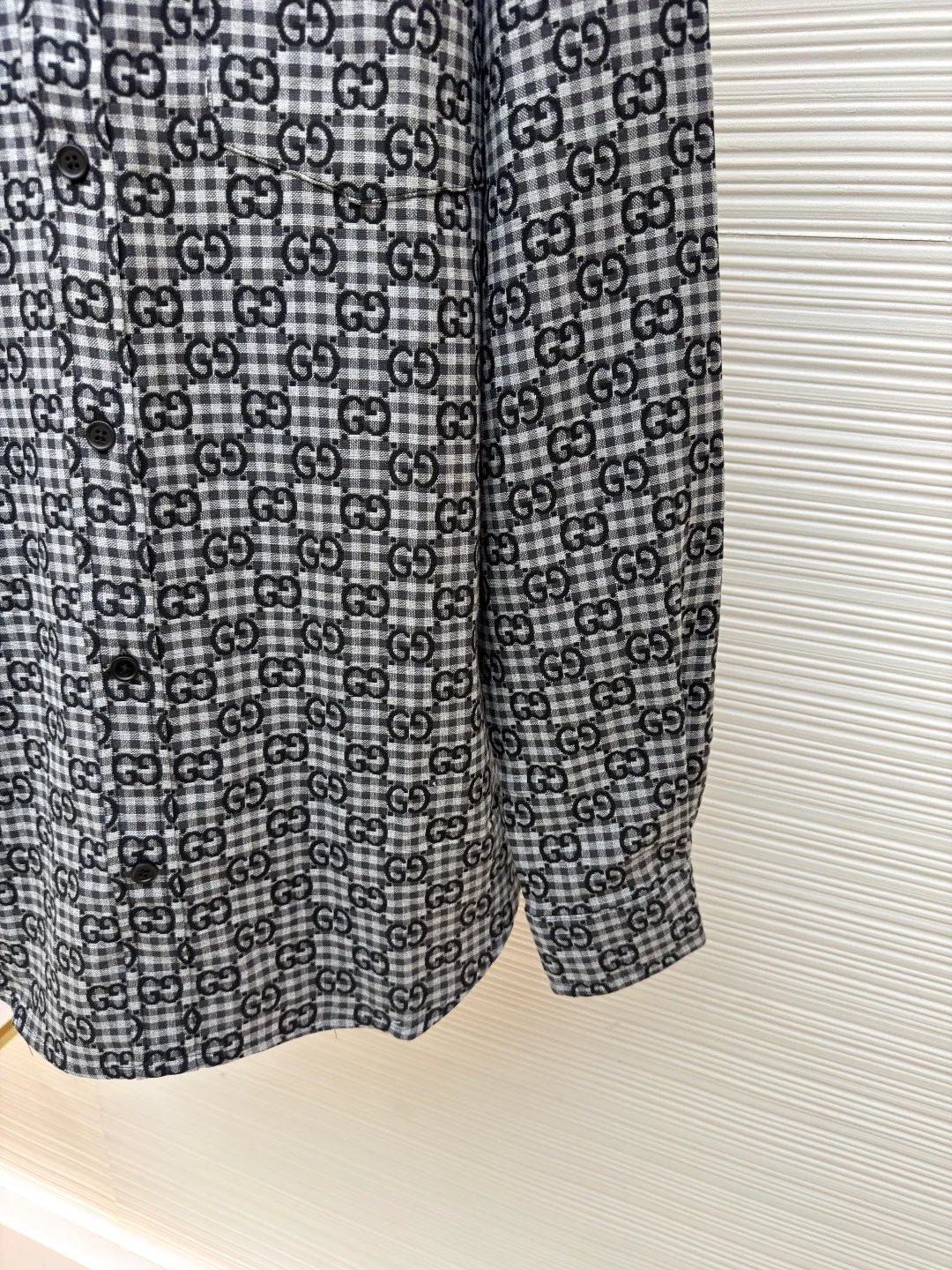 Gucci full-print plaid jacquard shirt ●Original version: Purchased and developed for 9900 ●Item number: 1681592-B05 ●Material: plaid cotton-wool blended jacquard fabric ●Technology: jacquard production ●Color: black, white and gray plaid ●Version: fitted version ●Weight: about 520g ●Size: 42-44-46-48 ●Description: Customized GG plaid cotton-wool blended jacquard fabric with excellent texture and micro-elastic texture Comfortable and close to the skin, with ink gray as the base, unobtrusive grayscale narrative, just like the restrained aura of a contemporary gentleman, with geometric plaid as the bone, weaving a symphony of intertwined shades of plaid, jacquard craftsmanship as the soul, encounter the GG pattern covering the body, derived from the brand's profound cultural heritage, inspired by architectural aesthetics, seamlessly connect the static line sense with the dynamic smoothness, outline the rhythm of the body, and show the charm and grace. Let every wear become an in-depth dialogue with textured design. The fabric jacquard technology controls the interweaving of warp and weft threads by weaving a full-width GG jacquard texture technology on the surface of the fabric. Precisely controls the interlacing density and tension of the yarn to make it more three-dimensional. The infrared positioning cutting machine uses an infrared transmitter and an infrared receiver to achieve precise positioning of the material. The accuracy can reach the micron level, thereby meeting the effect of high-precision cutting of alignment strips. The template machine opens the bag with a preset template to guide the position, shape and size of the bag. The accuracy ensures the quality of the bag opening effect. The overall wiring is straight and delicate, the fabric is comfortable and soft, and the color is consistent without color difference. It can be matched with the same style to create a fashionable look and control various occasions. Customized accessories, complete with three standards, same style for men and women!