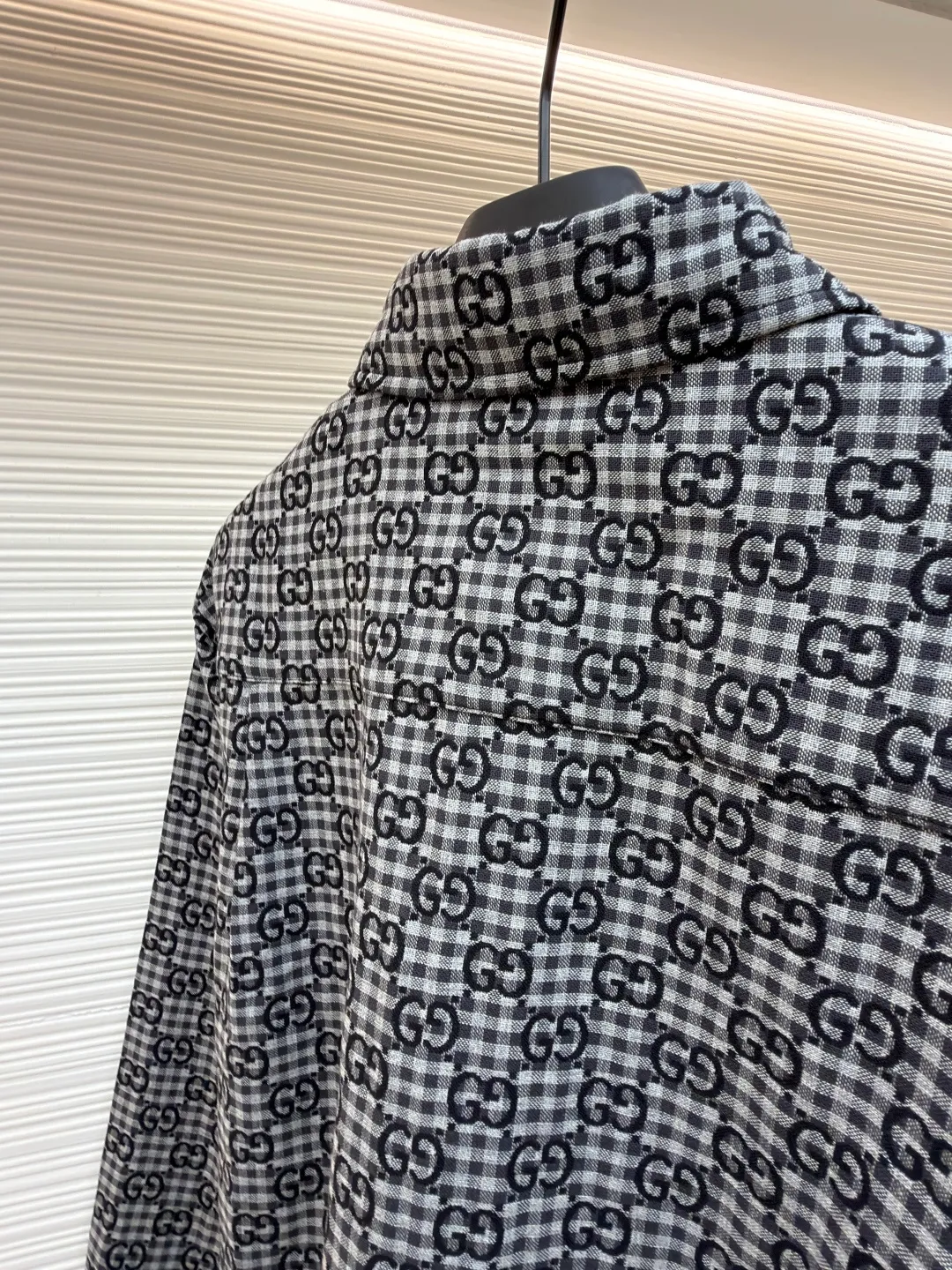Gucci full-print plaid jacquard shirt ●Original version: Purchased and developed for 9900 ●Item number: 1681592-B05 ●Material: plaid cotton-wool blended jacquard fabric ●Technology: jacquard production ●Color: black, white and gray plaid ●Version: fitted version ●Weight: about 520g ●Size: 42-44-46-48 ●Description: Customized GG plaid cotton-wool blended jacquard fabric with excellent texture and micro-elastic texture Comfortable and close to the skin, with ink gray as the base, unobtrusive grayscale narrative, just like the restrained aura of a contemporary gentleman, with geometric plaid as the bone, weaving a symphony of intertwined shades of plaid, jacquard craftsmanship as the soul, encounter the GG pattern covering the body, derived from the brand's profound cultural heritage, inspired by architectural aesthetics, seamlessly connect the static line sense with the dynamic smoothness, outline the rhythm of the body, and show the charm and grace. Let every wear become an in-depth dialogue with textured design. The fabric jacquard technology controls the interweaving of warp and weft threads by weaving a full-width GG jacquard texture technology on the surface of the fabric. Precisely controls the interlacing density and tension of the yarn to make it more three-dimensional. The infrared positioning cutting machine uses an infrared transmitter and an infrared receiver to achieve precise positioning of the material. The accuracy can reach the micron level, thereby meeting the effect of high-precision cutting of alignment strips. The template machine opens the bag with a preset template to guide the position, shape and size of the bag. The accuracy ensures the quality of the bag opening effect. The overall wiring is straight and delicate, the fabric is comfortable and soft, and the color is consistent without color difference. It can be matched with the same style to create a fashionable look and control various occasions. Customized accessories, complete with three standards, same style for men and women!
