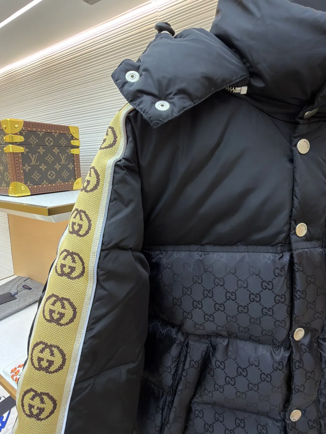 Gucci full-print webbing nylon down jacket ●Original version: purchased and developed by 10929 ●Item number: 1681831-C85 ●Fabric: goose down fabric ●Technology: mechanical down filling ●Color: black ●Version: fitted version ●Weight: about 1120 grams ●Size: 42-44-46-48-50 ●Description: This Gucci patchwork down jacket uses collision splicing technology: the body is made of high-density matte nylon, embossed with the brand's classic double G dark pattern, and heat-pressed shaping technology is used to ensure the three-dimensionality of the pattern; the shoulders and sleeves are made of glossy nylon fabric, with side webbing (full-print Double G logo). The webbing is connected to the body through precision sewing technology, and the edges are neatly seamed. It uses segmented down filling quilting to accurately control the amount of down filling according to areas, taking into account both warmth and style. The hood is designed with a metal adjustment buckle, the placket is closed with a metal snap button, and the cuffs and hem are elastic ribbed. The overall design is 3D cut, and the material contrast in the details echoes the logo, which not only retains brand recognition, but also enhances the comfort and functionality of wearing. The overall wiring is straight and delicate, the fabric is comfortable and soft, and the color is consistent without color difference. It can be matched with the same style to create a fashionable look and control various occasions. Customized accessories, complete with three standards, same style for men and women!