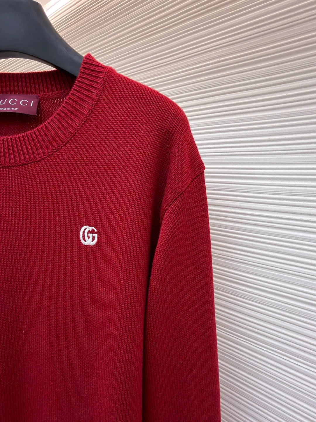 Gucci Double G embroidered knitted sweater ●Item number: 1682190-A85 ●Material: wool fabric ●Technology: knitted production ●Color: red ●Version: fitted version ●Weight: about 765 grams ●Size: S-M-L-XL ●Description: The fabric is made of high-count merino wool yarn. After combing to remove impurities, it is woven with a 12-pin circular knitting machine to create a waffle texture. The texture is even and soft to the touch. The yarn is first pre-dyed and fixed to ensure a full red tone and is not easy to fade. The neckline, cuffs and hem are designed with ribbed edges. The ribbing structure is a 1*1 elastic structure. It has been treated with high-temperature shaping technology and has good resilience and is not easy to loosen and deform. The Double G logo on the left chest is embroidered by hand, using fine wool threads of the same color and sewn with flat embroidery stitches. The stitches are fine and flat, and the outline of the logo is precise and symmetrical. The splicing of the body adopts embedded clip technology, and the seams are smooth without bulges. The shoulders are three-dimensional cut-outs, which are in line with the ergonomic design. Each piece is cut by laser positioning, and the size error is controlled within 0.3cm. The overall sewing has undergone multiple quality control inspections, from yarn weaving to final product shaping. The brand's strict process standards are followed throughout the process to create knitted items with both texture and wearing comfort. The overall wiring is straight and delicate, the fabric is comfortable and soft, and the color is consistent without color difference. It can be matched with the same style to create a fashionable look and control various occasions. Customized accessories, complete with three standards, same style for men and women!