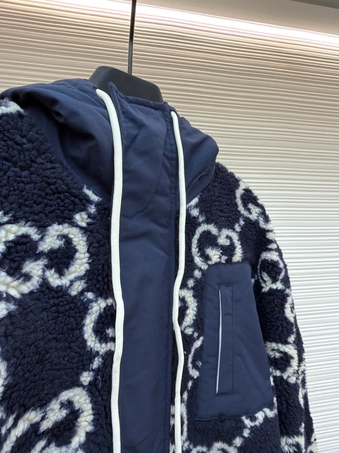 Gucci presbyopia sherpa jacket ●Original version: 31000 purchase and development ●Item number: 1681598-B70 ●Fabric: Lamb jacquard fabric ●Technology: jacquard production ●Color: blue and white color matching ●Version: fitted version ●Weight: about 1165 grams ●Size: S-M-L-XL ●Description: The body is made of 460 grams of custom lamb jacquard fabric, and the blue splicing is made of 320 grams of waterproof nylon with 1200-wash cotton on the inside. The sleeves are matched with pure cotton mesh bag cloth, which makes the upper body very comfortable. The hat and access control are made of machines imported from Germany. The edges of the wheat clips are neat and consistent. The threads are made of pure cotton mercerized, and the yarn is dyed and woven. The pure cotton mercerized hat rope is paired with an electroplated milk white hanging clock. The hanging clock has the brand logo. The chest pocket adopts alloy spliced ​​rubber tooth track zipper. The door control four-in-one buttons are made of aged brass electroplating and each one has the brand logo. The cap buckle is made of alloy plating and the logo is laser engraved. A very heavy-duty piece of clothing that tests the factory's workmanship and details. In the winter, everyone has one on hand. The overall wiring is straight and delicate, the fabric is comfortable and soft, and the color is consistent without color difference. It can be matched with the same style to create a fashionable look and control various occasions. Customized accessories, complete with three standards, same style for men and women!