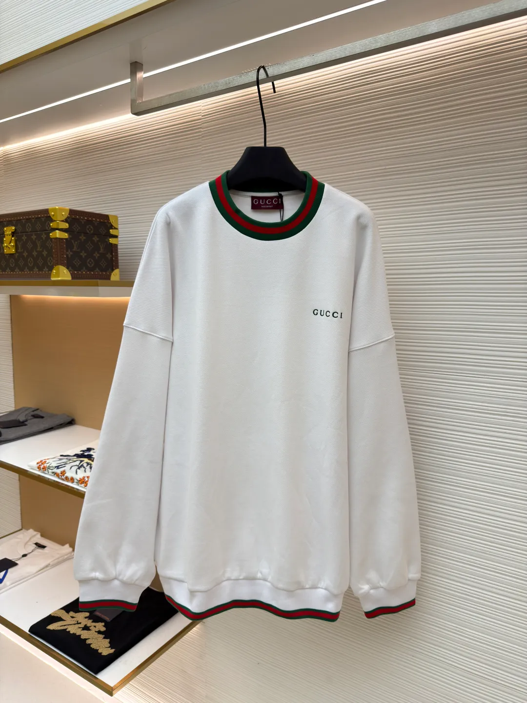 Gucci webbing embroidered sweatshirt ●Original version: Purchased and developed for 10200 ●Item number: 1681495-A45 ●Material: cloud soft pearl cotton fabric ●Technology: embroidery production ●Color: white ●Version: fitted version ●Weight: about 665 grams ●Size: S-M-L-XL ●Description: Customized cloud soft pearl cotton material, soft and comfortable, white base, pure and elegant Iconic GUCCI embroidery embellishes the chest. It is low-key and powerful. The carefully outlined striped webbing piping is the finishing touch. It achieves perfect visual balance in harmony. The dropped shoulder design highlights a new level of fashion. It creates a unique urban yuppie image and adopts imported machine embroidery technology. Use advanced computer control systems and precision mechanical components to realize GUCCI embroidery operations with high precision. The lines are smooth and delicate, and the interweaving webbing splicing technology is used. The technology of splicing webbings of different materials through interweaving is interwoven according to the original requirements (the direction, spacing and tightness of the webbings) to ensure firmness and increase the appearance. The fabrics have been washed and have a better hand feel and texture. They are not easy to deform, not easy to shrink, not easy to fade, and maintain long-term beauty. The overall wiring is straight and delicate, the fabric is comfortable and soft, and the color is consistent without color difference. It can be matched with the same style to create a fashionable look and control various occasions. Customized accessories, complete with three standards, same style for men and women!