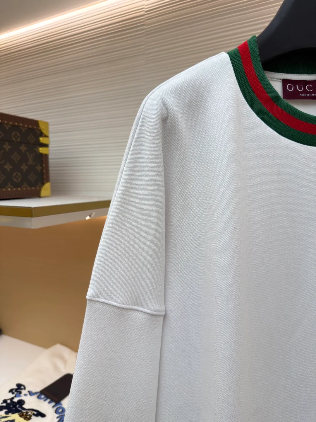 Gucci webbing embroidered sweatshirt ●Original version: Purchased and developed for 10200 ●Item number: 1681495-A45 ●Material: cloud soft pearl cotton fabric ●Technology: embroidery production ●Color: white ●Version: fitted version ●Weight: about 665 grams ●Size: S-M-L-XL ●Description: Customized cloud soft pearl cotton material, soft and comfortable, white base, pure and elegant Iconic GUCCI embroidery embellishes the chest. It is low-key and powerful. The carefully outlined striped webbing piping is the finishing touch. It achieves perfect visual balance in harmony. The dropped shoulder design highlights a new level of fashion. It creates a unique urban yuppie image and adopts imported machine embroidery technology. Use advanced computer control systems and precision mechanical components to realize GUCCI embroidery operations with high precision. The lines are smooth and delicate, and the interweaving webbing splicing technology is used. The technology of splicing webbings of different materials through interweaving is interwoven according to the original requirements (the direction, spacing and tightness of the webbings) to ensure firmness and increase the appearance. The fabrics have been washed and have a better hand feel and texture. They are not easy to deform, not easy to shrink, not easy to fade, and maintain long-term beauty. The overall wiring is straight and delicate, the fabric is comfortable and soft, and the color is consistent without color difference. It can be matched with the same style to create a fashionable look and control various occasions. Customized accessories, complete with three standards, same style for men and women!
