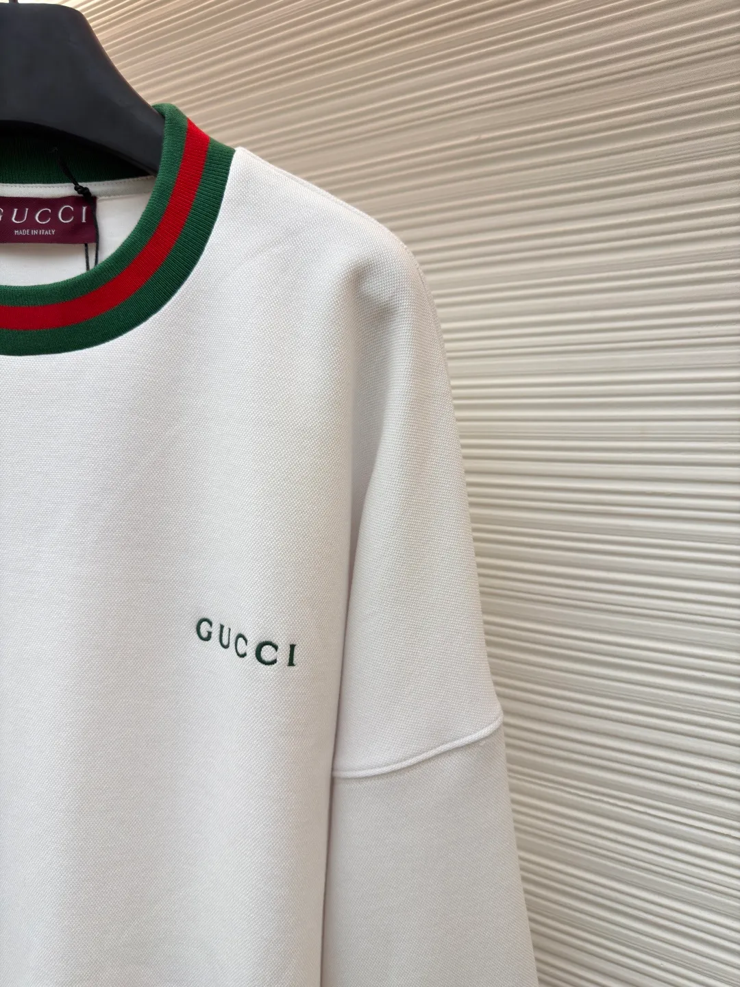 Gucci webbing embroidered sweatshirt ●Original version: Purchased and developed for 10200 ●Item number: 1681495-A45 ●Material: cloud soft pearl cotton fabric ●Technology: embroidery production ●Color: white ●Version: fitted version ●Weight: about 665 grams ●Size: S-M-L-XL ●Description: Customized cloud soft pearl cotton material, soft and comfortable, white base, pure and elegant Iconic GUCCI embroidery embellishes the chest. It is low-key and powerful. The carefully outlined striped webbing piping is the finishing touch. It achieves perfect visual balance in harmony. The dropped shoulder design highlights a new level of fashion. It creates a unique urban yuppie image and adopts imported machine embroidery technology. Use advanced computer control systems and precision mechanical components to realize GUCCI embroidery operations with high precision. The lines are smooth and delicate, and the interweaving webbing splicing technology is used. The technology of splicing webbings of different materials through interweaving is interwoven according to the original requirements (the direction, spacing and tightness of the webbings) to ensure firmness and increase the appearance. The fabrics have been washed and have a better hand feel and texture. They are not easy to deform, not easy to shrink, not easy to fade, and maintain long-term beauty. The overall wiring is straight and delicate, the fabric is comfortable and soft, and the color is consistent without color difference. It can be matched with the same style to create a fashionable look and control various occasions. Customized accessories, complete with three standards, same style for men and women!