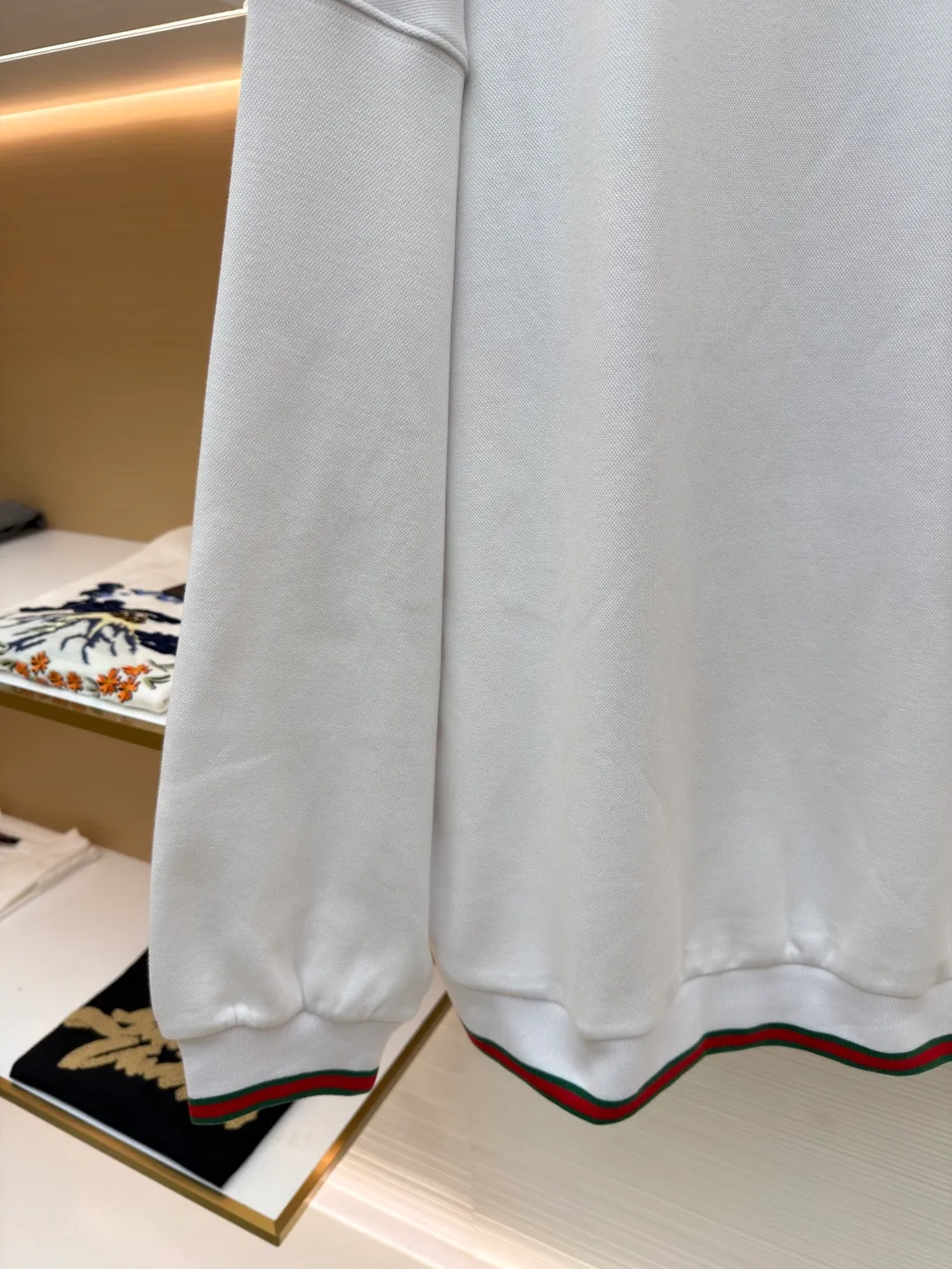 Gucci webbing embroidered sweatshirt ●Original version: Purchased and developed for 10200 ●Item number: 1681495-A45 ●Material: cloud soft pearl cotton fabric ●Technology: embroidery production ●Color: white ●Version: fitted version ●Weight: about 665 grams ●Size: S-M-L-XL ●Description: Customized cloud soft pearl cotton material, soft and comfortable, white base, pure and elegant Iconic GUCCI embroidery embellishes the chest. It is low-key and powerful. The carefully outlined striped webbing piping is the finishing touch. It achieves perfect visual balance in harmony. The dropped shoulder design highlights a new level of fashion. It creates a unique urban yuppie image and adopts imported machine embroidery technology. Use advanced computer control systems and precision mechanical components to realize GUCCI embroidery operations with high precision. The lines are smooth and delicate, and the interweaving webbing splicing technology is used. The technology of splicing webbings of different materials through interweaving is interwoven according to the original requirements (the direction, spacing and tightness of the webbings) to ensure firmness and increase the appearance. The fabrics have been washed and have a better hand feel and texture. They are not easy to deform, not easy to shrink, not easy to fade, and maintain long-term beauty. The overall wiring is straight and delicate, the fabric is comfortable and soft, and the color is consistent without color difference. It can be matched with the same style to create a fashionable look and control various occasions. Customized accessories, complete with three standards, same style for men and women!