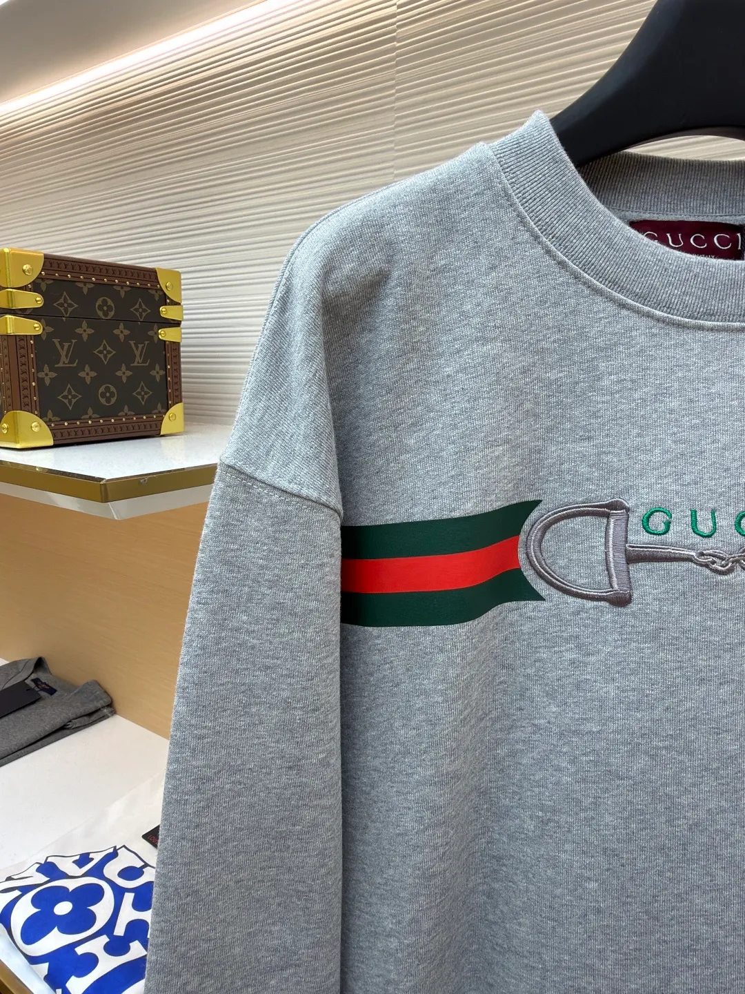 Gucci lock embroidered crew neck sweatshirt ●Original version: Purchased and developed by 5275 ●Item number: 1682140-A65 ●Fabric: brushed knitted cotton fabric ●Technology: printing production ●Color: gray ●Version: fitted version ●Weight: about 640 grams ●Size: XS-S-M-L ●Description: It adopts a composite structure of 26-count double yarn top layer + 10-count yarn fish scale terry bottom, with a weight of 380g/㎡; it is paired with 21-count 1x1 ribs, with a weight of 470g, and is used for the collar, cuffs and hem, ensuring the ultimate thickness, stiffness and deformation resistance of these key parts. The 26-count double yarn forms a smooth, delicate and strong outer surface of the fabric, ensuring good appearance and color fastness; the 10-count fish scale terry bottom is woven to form a unique fish scale-shaped coil. After being raised or fleeced, a layer of extremely rich, dense and unique texture is formed on the inside of the fabric. The sweatshirt combines a crisp and skeletal feel on the outside with an extremely warm and soft feel on the inside. Environmentally friendly elastic glue printing uses water-based environmentally friendly slurry and polymer cross-linking technology to make the pattern have excellent elasticity and can expand and contract simultaneously with the fabric without cracking. The printing layer has a matte texture, is soft and smooth to the touch, and does not have the hardening feel of traditional offset printing, while maintaining the breathability of the fabric. It has strong color coverage, is washable and wear-resistant, and takes into account both visual performance and wearing comfort. Core-covered three-dimensional embroidery is made by pre-inserting a foam core material under the high-density embroidery layer as a filling base, and then embroidering it with embroidery thread for full coverage. The process can create a three-dimensional pattern with highly pronounced convexities and rounded and full edges, and the visual effect is extremely impactful. The cushioning effect of the core material not only improves the wear resistance and pressure resistance of the pattern, but also ensures that it can maintain its crisp and three-dimensional original shape after repeated wear and washing, achieving a high degree of unity between decoration and durability. The overall wiring is straight and delicate, the fabric is comfortable and soft, and the color is consistent without color difference. It can be matched with the same style to create a fashionable look and control various occasions. Customized accessories, complete with three standards, same style for men and women!