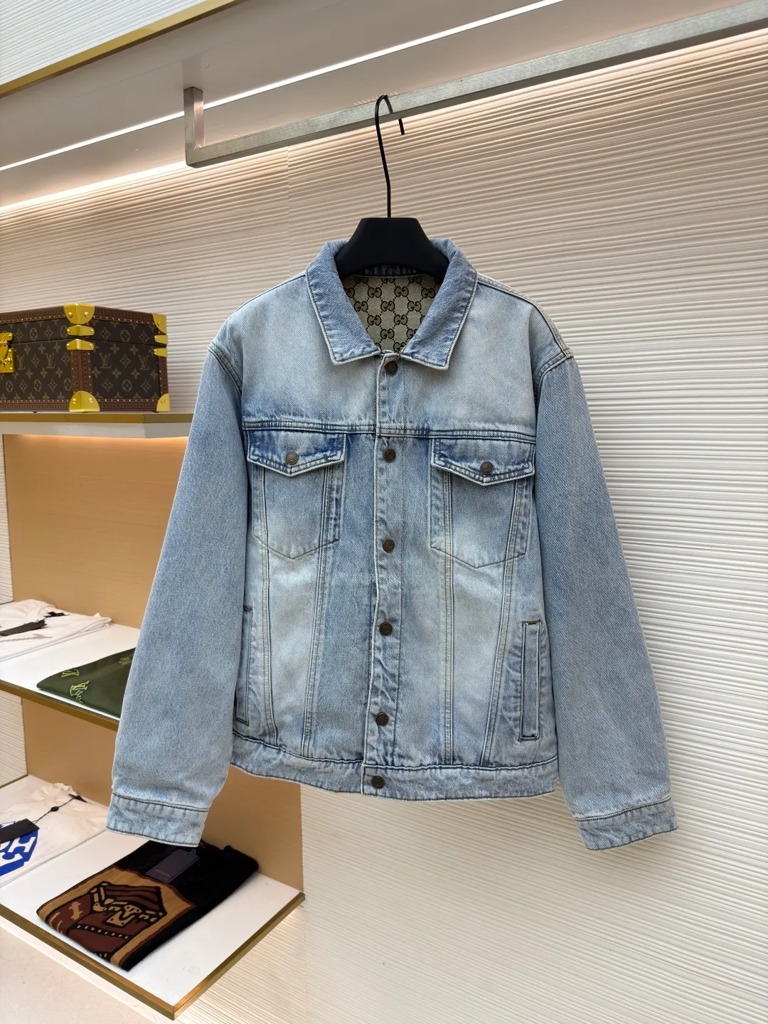GUCCI presbyopic logo jacquard double-sided jacket ●Authentic product: Purchased and developed by 23427 ●Item number: 1680988-C65 ●Fabric: jacquard fabric ●Technology: positioning cutting process ●Version: fitted version ●Size: 46-48-50-52 ●Weight: about 1610 grams ●Description: Customized fabric is softer and more comfortable than ordinary denim fabric! Ultra-heavy industrial washing process and dual-process washing process make the entire pair of pants feel comfortable, and the level of fineness and breathability are top-notch. Customer-supplied hardware accessories, trouser hems with printed design, and customer-supplied hardware accessories are full of historical heritage and highlight the brand style. Clear and rich in texture! The overall wiring is straight and delicate, the fabric is comfortable and soft, and the color is consistent without color difference. It can be matched with the same style to create a fashionable look and control various occasions. Customized accessories, complete with three standards, same style for men and women!