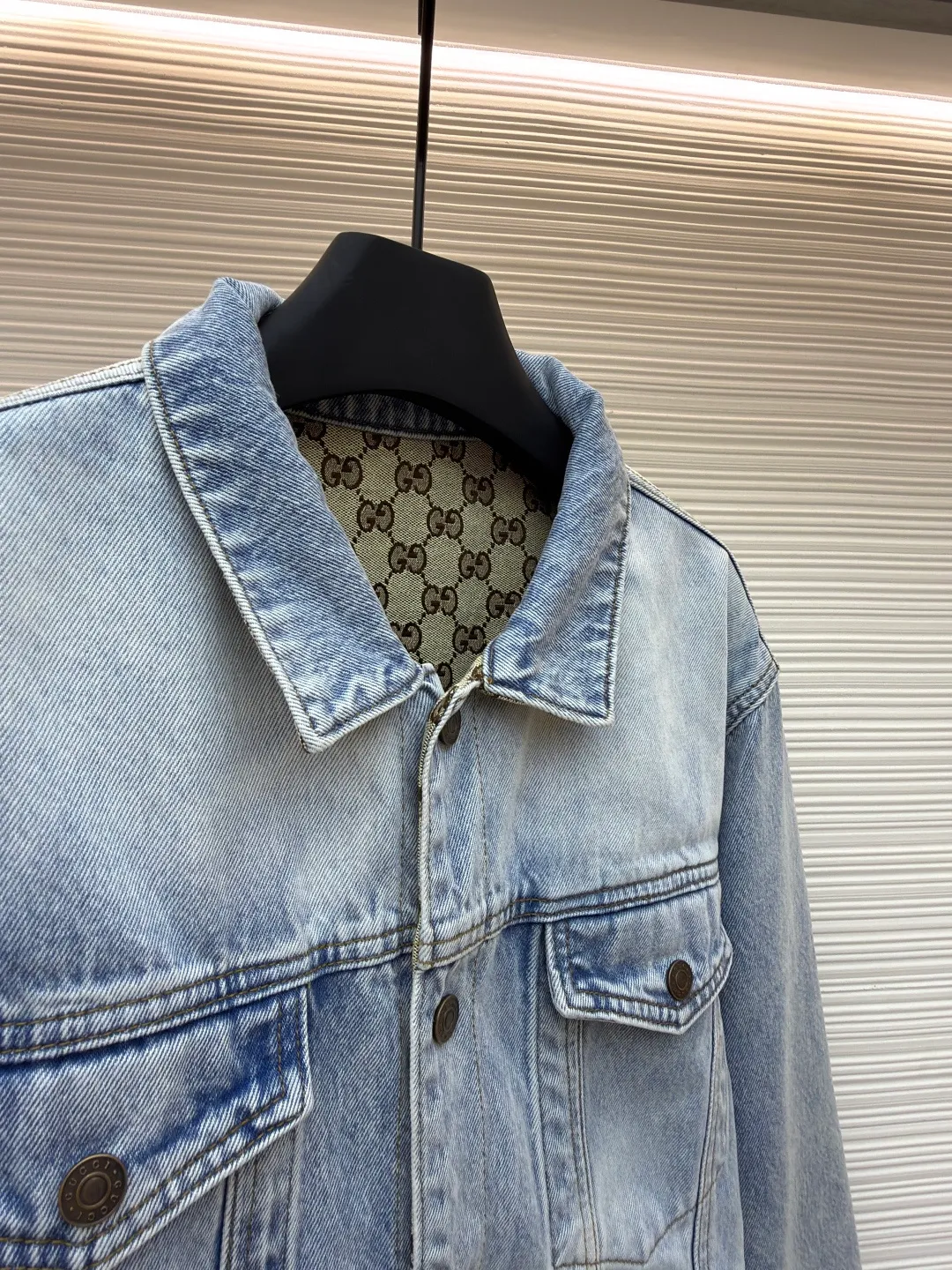 GUCCI presbyopic logo jacquard double-sided jacket ●Authentic product: Purchased and developed by 23427 ●Item number: 1680988-C65 ●Fabric: jacquard fabric ●Technology: positioning cutting process ●Version: fitted version ●Size: 46-48-50-52 ●Weight: about 1610 grams ●Description: Customized fabric is softer and more comfortable than ordinary denim fabric! Ultra-heavy industrial washing process and dual-process washing process make the entire pair of pants feel comfortable, and the level of fineness and breathability are top-notch. Customer-supplied hardware accessories, trouser hems with printed design, and customer-supplied hardware accessories are full of historical heritage and highlight the brand style. Clear and rich in texture! The overall wiring is straight and delicate, the fabric is comfortable and soft, and the color is consistent without color difference. It can be matched with the same style to create a fashionable look and control various occasions. Customized accessories, complete with three standards, same style for men and women!