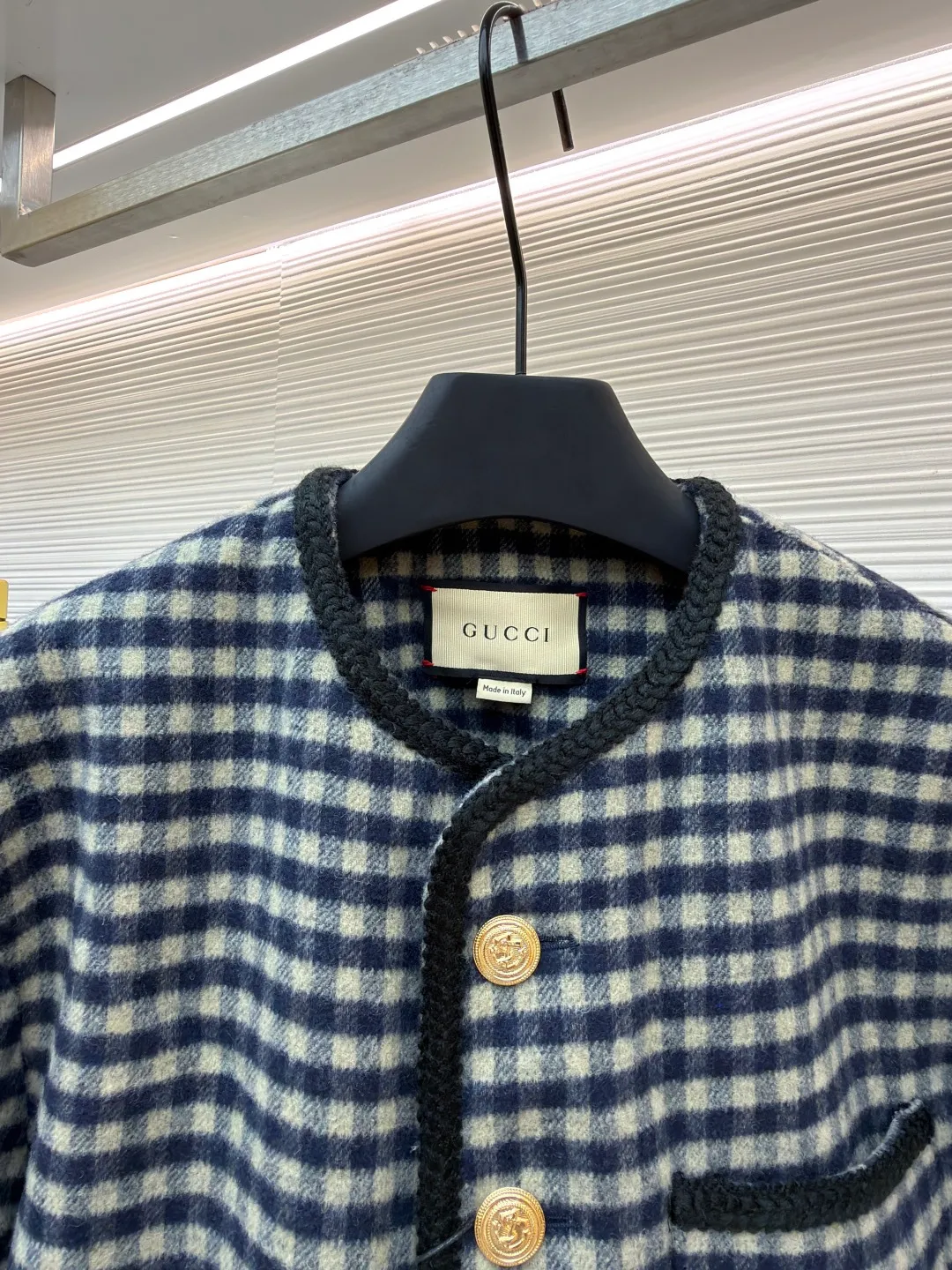 Gucci double-sided woolen jacket with G decoration ●Original version: Purchased and developed for 32900 ●Item number: 1681537-E00 ●Fabric: wool blended fabric ●Technology: embroidery production ●Color: black and white plaid ●Version: fitted version ●Weight: about 1055 grams ●Size: 44-46-48-50 ●Description: The fabric is made of [semi-worsted wool fabric], [wool content 80% + 20% acrylic], [rapier machine woven gray cloth], [print-dyed warp color], [hand-pulled white blue warp on double warp beams], [double-sided large heaven and earth axis Jacquard], the front [two-color plaid twill pattern], and the bottom [big G letter grid pattern]. In the early stage, nearly one hundred kilograms of yarn were spent on pattern making to measure the pattern shrinkage, and adjust the pattern size of the embryonic fabric to ensure that the pattern of the finished fabric was the same size as the Y version after brushing and washing. It adopts [Hand-cut horizontal strips on the front and rear panels to match the flowers], three pockets [cut with horizontal strips and vertical strips to restore the flowers], the cut pieces and the front panels are all [hand-written numbers] to ensure perfect alignment for sewing, and [sweeping powder to position and draw circles], inside [circular pockets on dark lines], which can make the pockets smooth and restore the flowers, which requires extremely high technical requirements for workers, [hand-crank embroidery machine to affix GG stamps], [Japanese imported Tajima embroidery machine] embroidery, [Flat embroidered seam seals after hand trimming] on the machine, [flat contrasting webbing on the bag edges and placket], the webbing is made of [hand-woven polyester glossy filament], all hems are [hand-picked hem sealing], [mold-made custom-made bronze gold anchor hand-sewn buttons]. The overall wiring is straight and delicate, the fabric is comfortable and soft, and the color is consistent without color difference. It can be matched with the same style to create a fashionable look and control various occasions. Customized accessories, complete with three standards, same style for men and women!