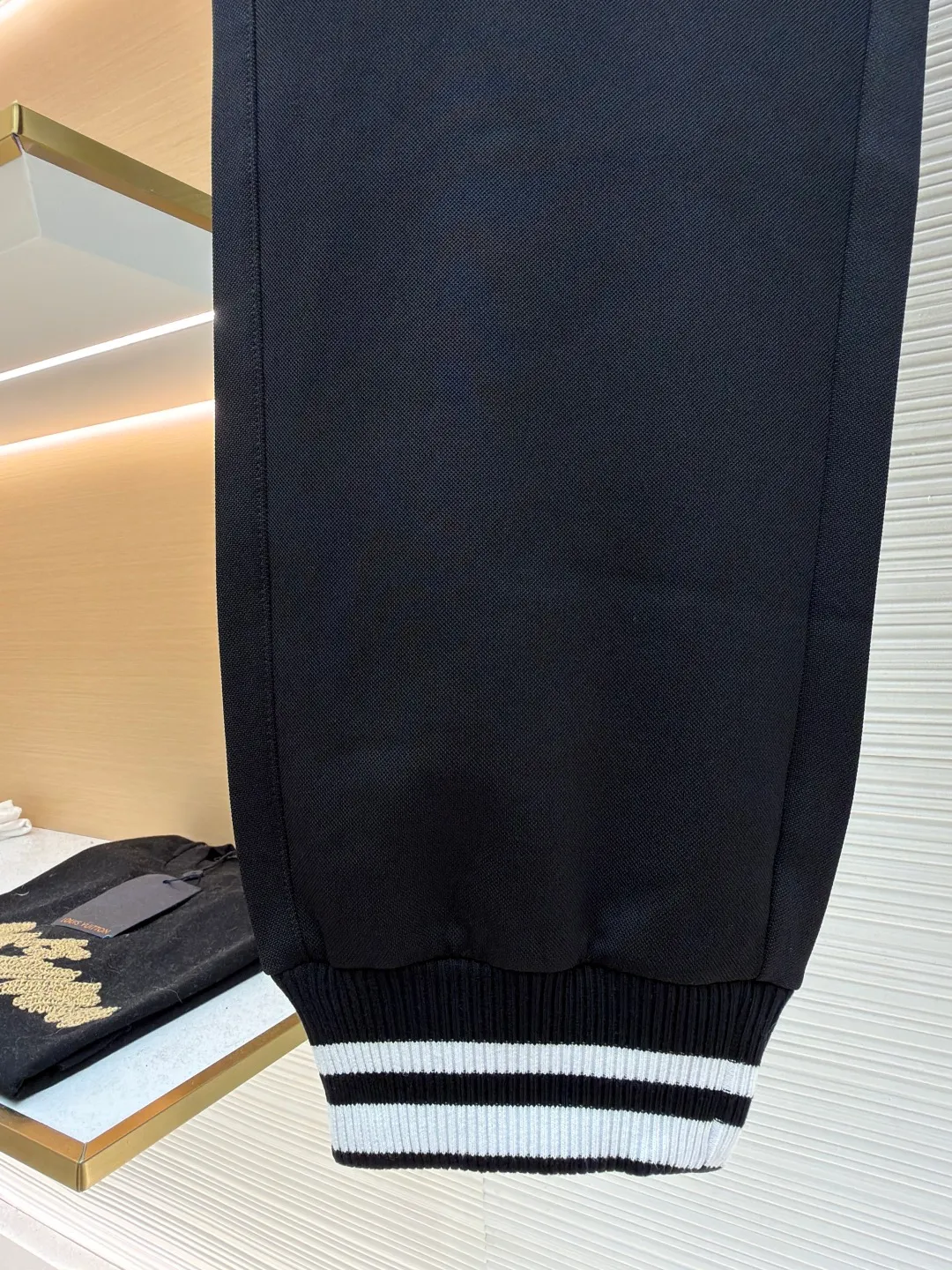 Gucci jersey trousers ●Original version: Purchased and developed for 12600 ●Item number: 1681709-B05 ●Fabric: jersey fabric ●Technology: embossed production ●Color: black ●Version: fitted version ●Weight: about 709 grams ●Size: S-M-L-XL ●Description: These casual sports pants are designed with a loose fit, comfortable to wear and full of fashion. The fabric is made of high-quality cotton blend, which has a soft and delicate feel, good breathability and skin-friendliness. Ready-to-wear garments are made using precision cutting techniques to ensure the overall shape is three-dimensional and crisp. The pants body is designed with multiple functional pockets, which not only increases practicality, but also enhances the overall three-dimensional feel. The unique ribbed cuff design on the trouser legs not only adds a sporty feel, but also adds a sense of fashion to the overall look. The drawstring design at the waist not only makes it easy to adjust the tightness, but also improves wearing comfort. The overall wiring is neat and the stitching is fine and firm, showing superb craftsmanship. Whether it is daily wear or outdoor activities, it can be easily controlled, perfectly interpreting the brand's luxury and functionality. The overall wiring is straight and delicate, the fabric is comfortable and soft, and the color is consistent without color difference. It can be matched with the same style to create a fashionable look and control various occasions. Customized accessories, complete with three standards, same style for men and women!