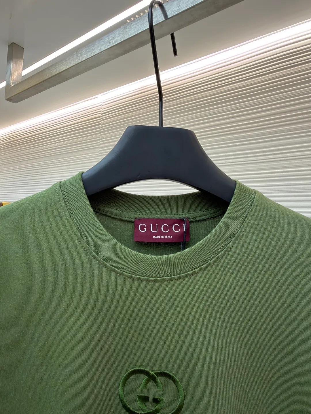 Gucci Double G embroidered round neck short sleeves ●Original version: Purchased and developed for 5300 ●Item number: 1682499-X90 ●Fabric: fine velvet knitted cotton fabric ●Technology: embroidery production ●Color: green ●Version: fitted version ●Weight: about 290 grams ●Size: S-M-L-XL ●Description: Made of 15S special woven compact cotton fine velvet knitted fabric with a weight of 230g/㎡; paired with 32S high count and high weight 1x1 rib, with a weight of 340g/㎡. Ribbing is used on the collar to ensure excellent elastic recovery and deformation resistance of the collar. The fabric uses compact spinning technology to effectively reduce yarn hairiness, making the fabric structure tighter, the surface smoother, and the pilling resistance better. The weight of 230g is medium to heavy, which gives the T-shirt good stiffness and drape, and is not easy to collapse, ensuring the texture of high-end ready-to-wear. The fine velvet knitted fabric has been lightly brushed or raised, giving it a softer, waxier skin-friendly feel than ordinary plain cotton. Three-dimensional stitch embroidery is an embroidery process that uses high-density linear stitches to be closely arranged to form raised lines. The core is to use thicker embroidery thread, and the stitches are continuous and even without gaps. It naturally produces a raised height of 1-2 mm, making the edges of the pattern clear and sharp, and the touch feeling full and solid. The overall wiring is straight and delicate, the fabric is comfortable and soft, and the color is consistent without color difference. It can be matched with the same style to create a fashionable look and control various occasions. Customized accessories, complete with three standards, same style for men and women!