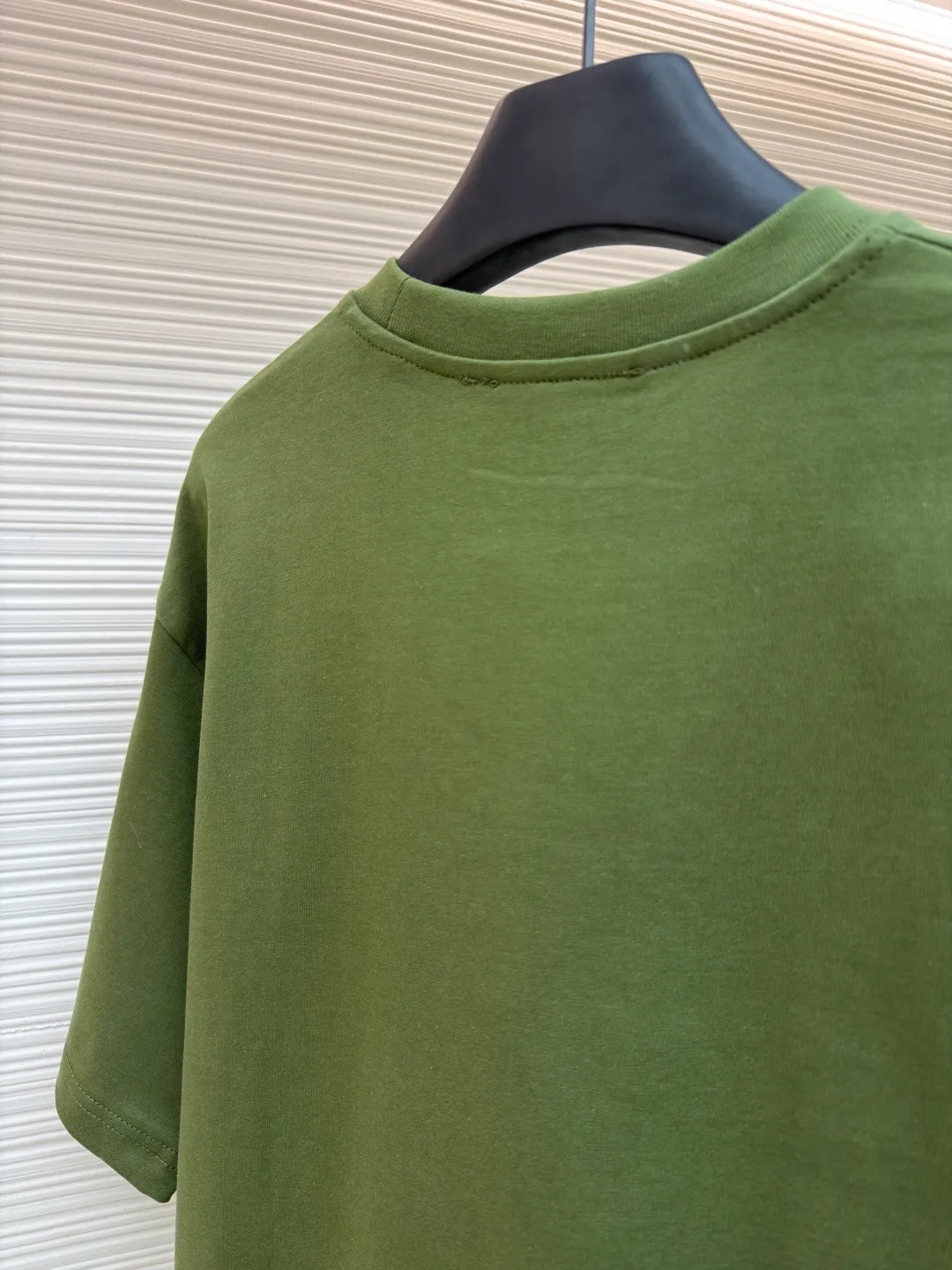 Gucci Double G embroidered round neck short sleeves ●Original version: Purchased and developed for 5300 ●Item number: 1682499-X90 ●Fabric: fine velvet knitted cotton fabric ●Technology: embroidery production ●Color: green ●Version: fitted version ●Weight: about 290 grams ●Size: S-M-L-XL ●Description: Made of 15S special woven compact cotton fine velvet knitted fabric with a weight of 230g/㎡; paired with 32S high count and high weight 1x1 rib, with a weight of 340g/㎡. Ribbing is used on the collar to ensure excellent elastic recovery and deformation resistance of the collar. The fabric uses compact spinning technology to effectively reduce yarn hairiness, making the fabric structure tighter, the surface smoother, and the pilling resistance better. The weight of 230g is medium to heavy, which gives the T-shirt good stiffness and drape, and is not easy to collapse, ensuring the texture of high-end ready-to-wear. The fine velvet knitted fabric has been lightly brushed or raised, giving it a softer, waxier skin-friendly feel than ordinary plain cotton. Three-dimensional stitch embroidery is an embroidery process that uses high-density linear stitches to be closely arranged to form raised lines. The core is to use thicker embroidery thread, and the stitches are continuous and even without gaps. It naturally produces a raised height of 1-2 mm, making the edges of the pattern clear and sharp, and the touch feeling full and solid. The overall wiring is straight and delicate, the fabric is comfortable and soft, and the color is consistent without color difference. It can be matched with the same style to create a fashionable look and control various occasions. Customized accessories, complete with three standards, same style for men and women!