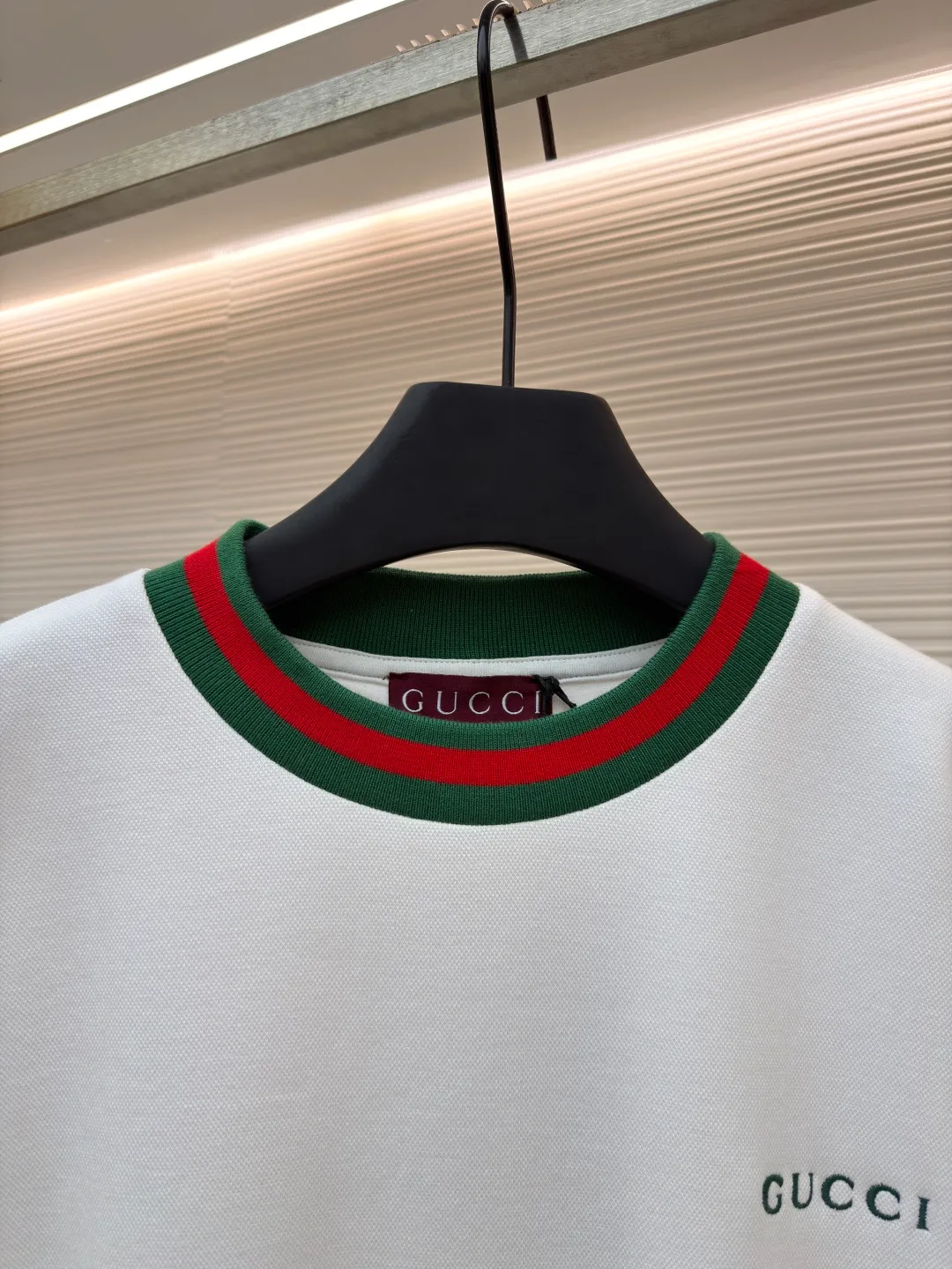 Gucci webbing embroidered sweatshirt ●Original version: Purchased and developed for 10200 ●Item number: 1681673-A45 ●Material: cloud soft pearl cotton fabric ●Technology: interwoven webbing splicing ●Color: white ●Version: fitted version ●Weight: about 625 grams ●Size: S-M-L-XL ●Description: Custom cloud soft pearl cotton material, soft and comfortable, white base, pure and elegant The iconic GUCCI embroidery embellishes the chest. It is low-key and powerful. The carefully outlined striped webbing piping is the finishing touch. It achieves perfect visual balance in harmony. The dropped shoulder design highlights a new level of fashion. It creates a unique urban yuppie image and uses imported machine embroidery technology. It uses advanced computer control systems and precise mechanical components. GUCCI embroidery operations are highly precise. The lines are smooth and delicate, and the interweaving webbing splicing technology is a technology that splices webbings of different materials through interweaving. Interweave according to the original requirements (the direction, spacing and tightness of the webbing) to ensure firmness and increase the appearance. The fabrics have been washed to give a better hand feel and texture. It is not easy to deform, shrink or fade, and maintains long-term beauty. The overall wiring is straight and delicate, the fabric is comfortable and soft, and the color is consistent without color difference. It can be matched with the same style to create a fashionable look and control various occasions. Customized accessories, complete with three standards, same style for men and women!