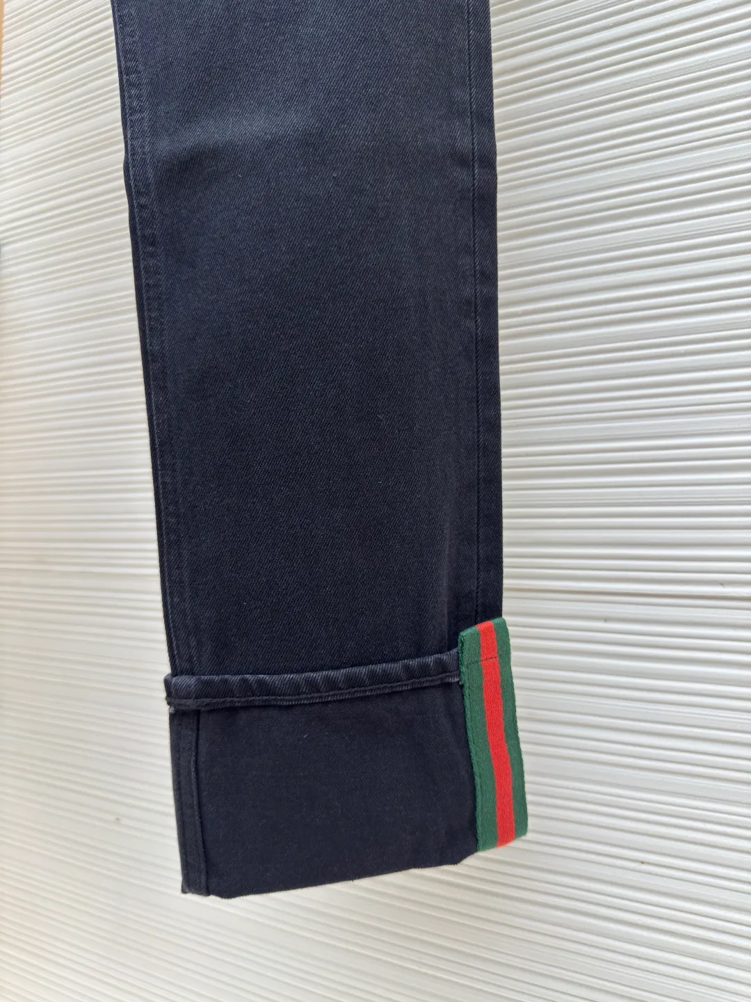 Gucci denim red and green striped jeans ●Authentic product: Purchased and developed by 3119 ●Item number: 1680335-B40 ●Material: denim denim fabric ●Technology: washed production ●Version: fitted version ●Weight: about 735 grams ●Size: 30-31-32-33-34-36 ●Description: Dark color matching is a creative interpretation of the exquisite atmosphere of early autumn. Behind the unpretentious colors lies a complex internal structure and low-key and restrained details, which is simple but not simple. This regular version is crafted from stonewashed denim fabric, with Gucci embroidery and red and green webbing pull-loop details cleverly incorporated into it, doubling the charm of the entire design. The overall wiring is straight and delicate, the fabric is comfortable and soft, and the color is consistent without color difference. It can be matched with the same style to create a fashionable look and control various occasions. Customized accessories, complete with three standards, same style for men and women!
