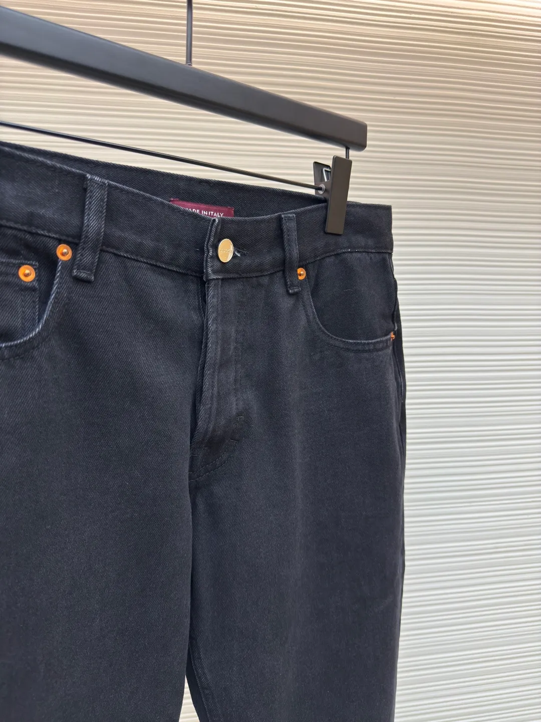 Gucci denim red and green striped jeans ●Authentic product: Purchased and developed by 3119 ●Item number: 1680335-B40 ●Material: denim denim fabric ●Technology: washed production ●Version: fitted version ●Weight: about 735 grams ●Size: 30-31-32-33-34-36 ●Description: Dark color matching is a creative interpretation of the exquisite atmosphere of early autumn. Behind the unpretentious colors lies a complex internal structure and low-key and restrained details, which is simple but not simple. This regular version is crafted from stonewashed denim fabric, with Gucci embroidery and red and green webbing pull-loop details cleverly incorporated into it, doubling the charm of the entire design. The overall wiring is straight and delicate, the fabric is comfortable and soft, and the color is consistent without color difference. It can be matched with the same style to create a fashionable look and control various occasions. Customized accessories, complete with three standards, same style for men and women!