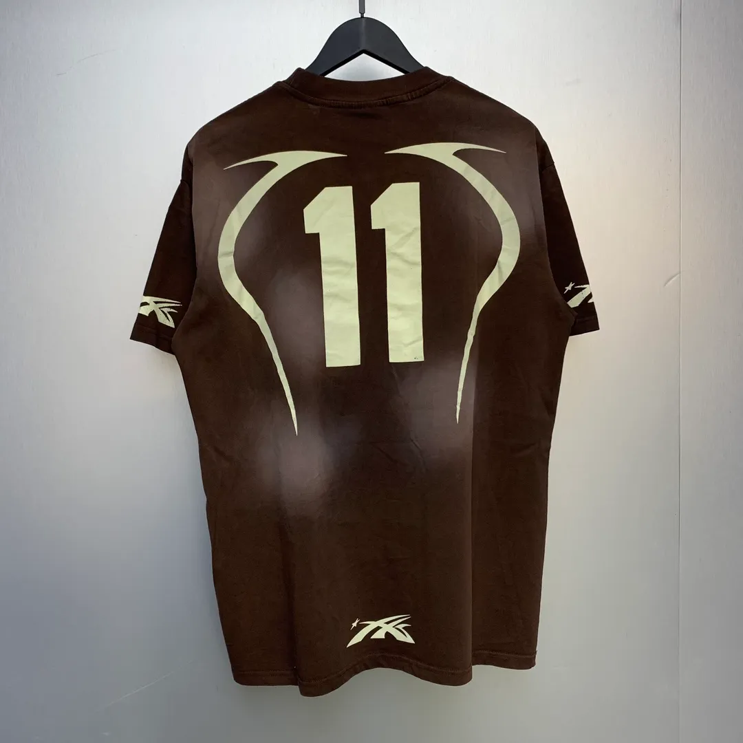 P126 Newly added brown Hellstar WARM UP T-SHIRT high-quality sprayed horse short-sleeved T-shirt. The new hot beauty trend Hellstar!  Standard beauty and trendy workmanship, original customization (fabric, pattern, printing, hang tag, main mark, etc.), exaggerated style, explosive style, dare to break through tradition, bring adventurous new fashion experience!   YoungBoy, the most popular rapper in the youth circle, has shot a lot of models for him, and celebrities such as Dababy and Swae Lee frequently get dressed!  Color: WHITE, RED, GREEN, Darkest Navy, BLACK, Brown Size: S, M, L, XL
