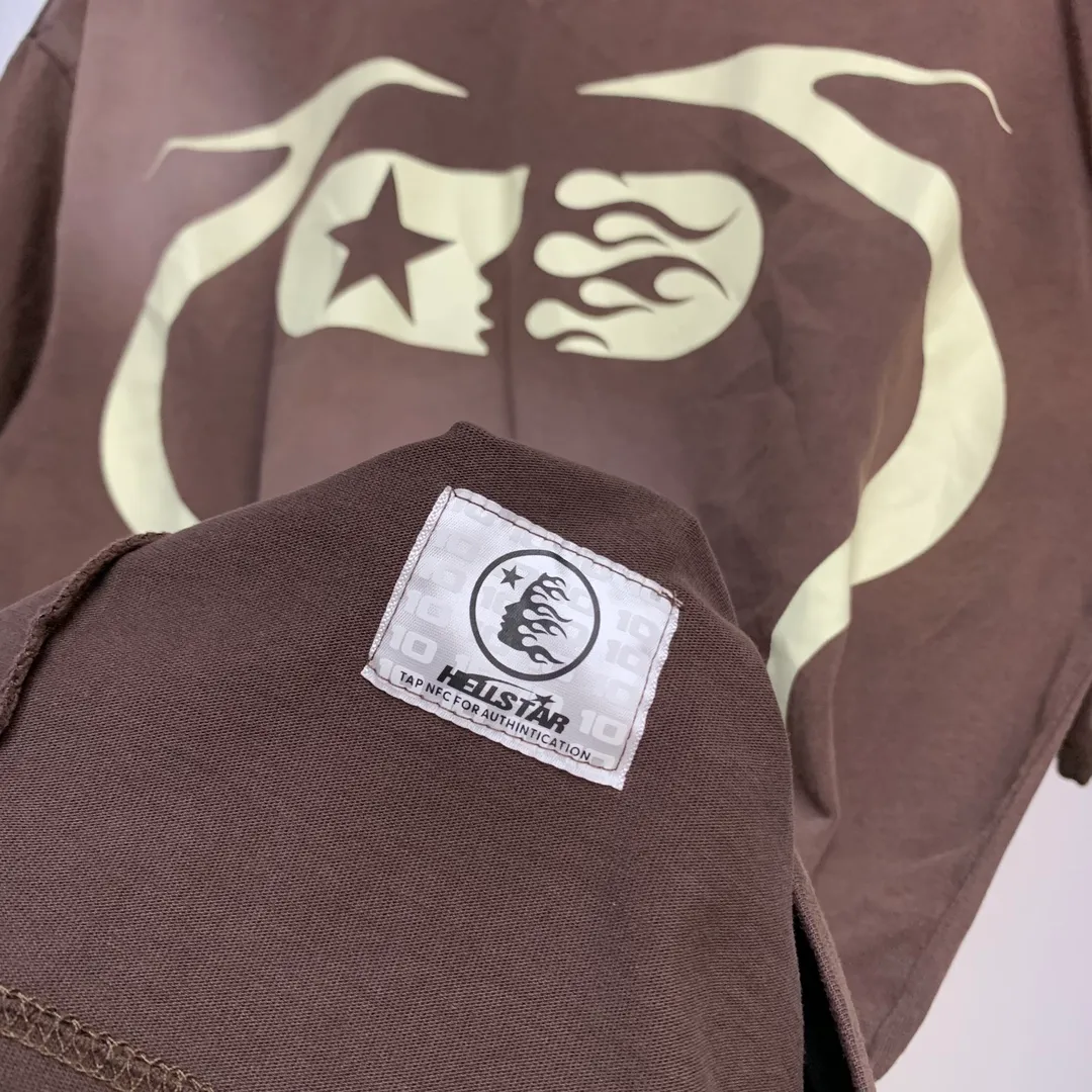 P126 Newly added brown Hellstar WARM UP T-SHIRT high-quality sprayed horse short-sleeved T-shirt. The new hot beauty trend Hellstar!  Standard beauty and trendy workmanship, original customization (fabric, pattern, printing, hang tag, main mark, etc.), exaggerated style, explosive style, dare to break through tradition, bring adventurous new fashion experience!   YoungBoy, the most popular rapper in the youth circle, has shot a lot of models for him, and celebrities such as Dababy and Swae Lee frequently get dressed!  Color: WHITE, RED, GREEN, Darkest Navy, BLACK, Brown Size: S, M, L, XL