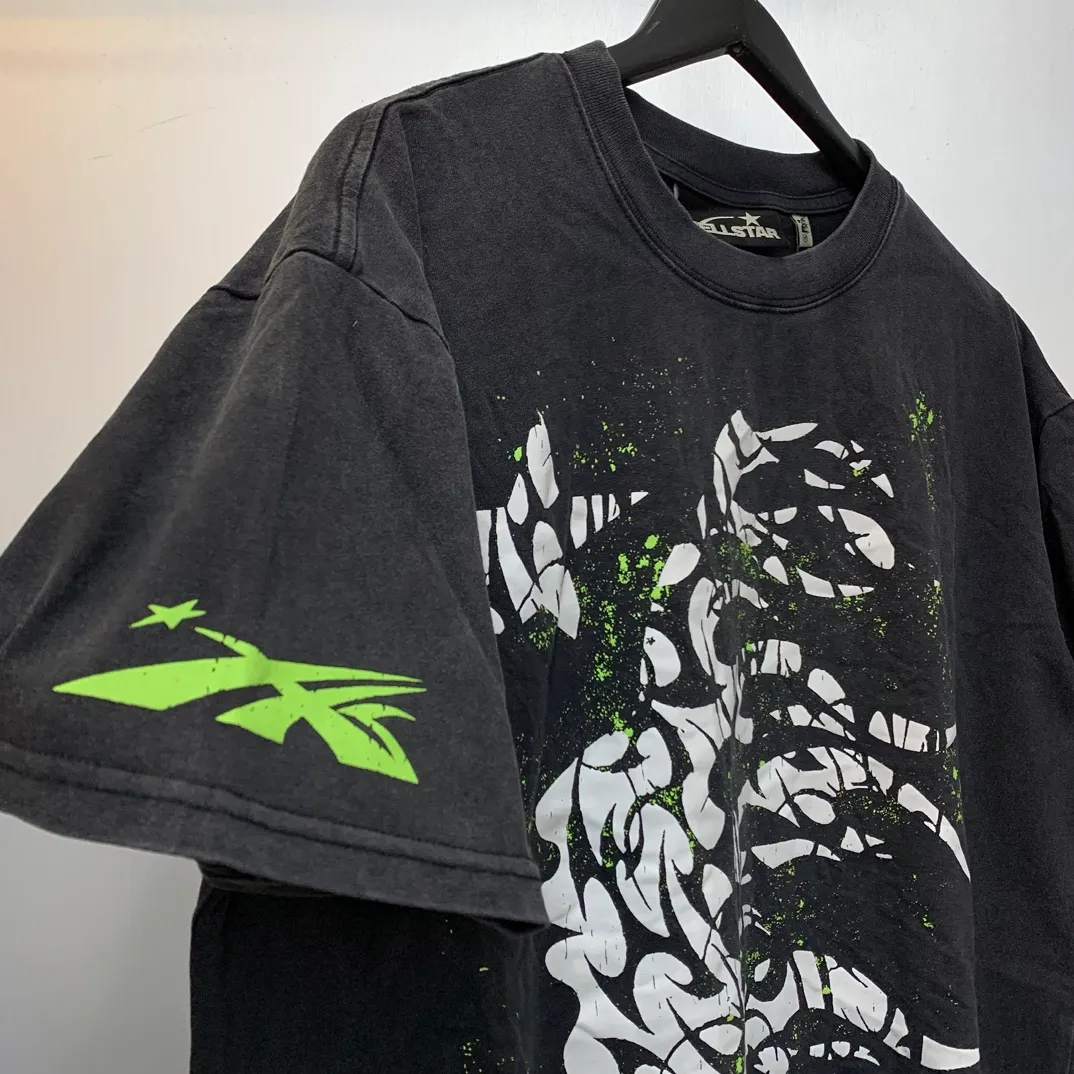 P126 HELLSTAR THORN T-SHIRT short-sleeved T-shirt, the new hot beauty trend Hellstar!  Standard beauty and trendy workmanship, original customization (fabric, pattern, printing, hang tag, main mark, etc.), exaggerated style, explosive style, dare to break through tradition, bring adventurous new fashion experience!   YoungBoy, the most popular rapper in the youth circle, has shot a lot of models for him, and celebrities such as Dababy and Swae Lee frequently get dressed!  color: black Size: S, M, L, XL