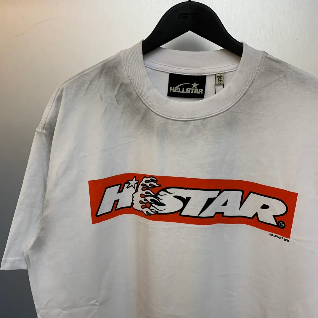 P126 HELLSTAR BOX LOGO T-SHIRT Spray Ma Liu T-shirt short sleeves, the new hot beauty trend Hellstar!  Standard beauty and trendy workmanship, original customization (fabric, pattern, printing, hang tag, main mark, etc.), exaggerated style, explosive style, dare to break through tradition, bring adventurous new fashion experience!  YoungBoy, the most popular rapper in the youth circle, has shot a lot of models for him, and celebrities such as Dababy and Swae Lee frequently get dressed!  color: white Size: S, M, L, XL