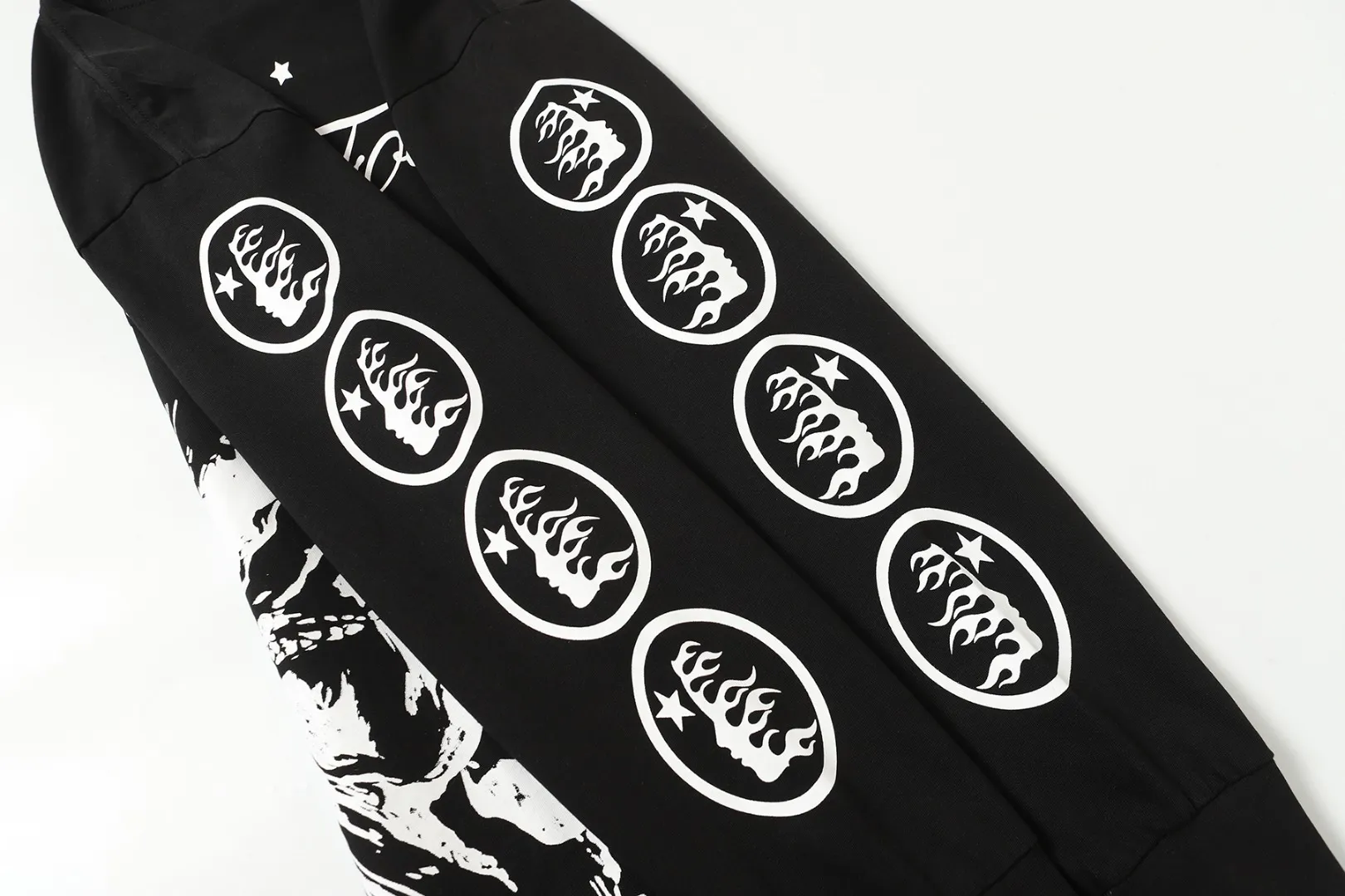 P140 Real-stock Hellstar Cross-border European and American style/street fashion brand pure cotton long-sleeved T-shirt Fabric (fabric): High-density 26-count 270-gram heavy combed double yarn pure cotton Size (size): S-M- L- X L Color (colour): Active black/ivory white 👉