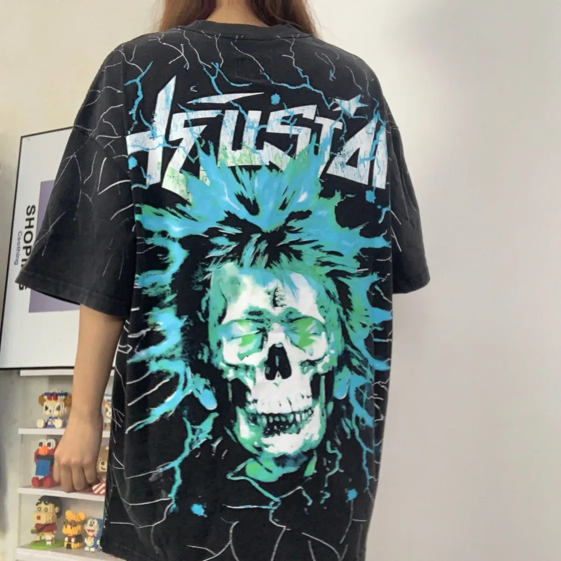 P146 Hellstar Studios Electric Kid Short Sleeve Tee Shirt Washed Black Short Sleeve T-shirt The new hot beauty trend Hellstar!  Standard beauty and trendy workmanship, original customization (fabric, pattern, printing, hang tag, main mark, etc.), exaggerated style, explosive style, dare to break through tradition, bring adventurous new fashion experience!  YoungBoy, the most popular rapper in the youth circle, has shot a lot of models for him, and celebrities such as Dababy and Swae Lee frequently get dressed!  color: Vintage Black (washed black) size: S, M, L, XL