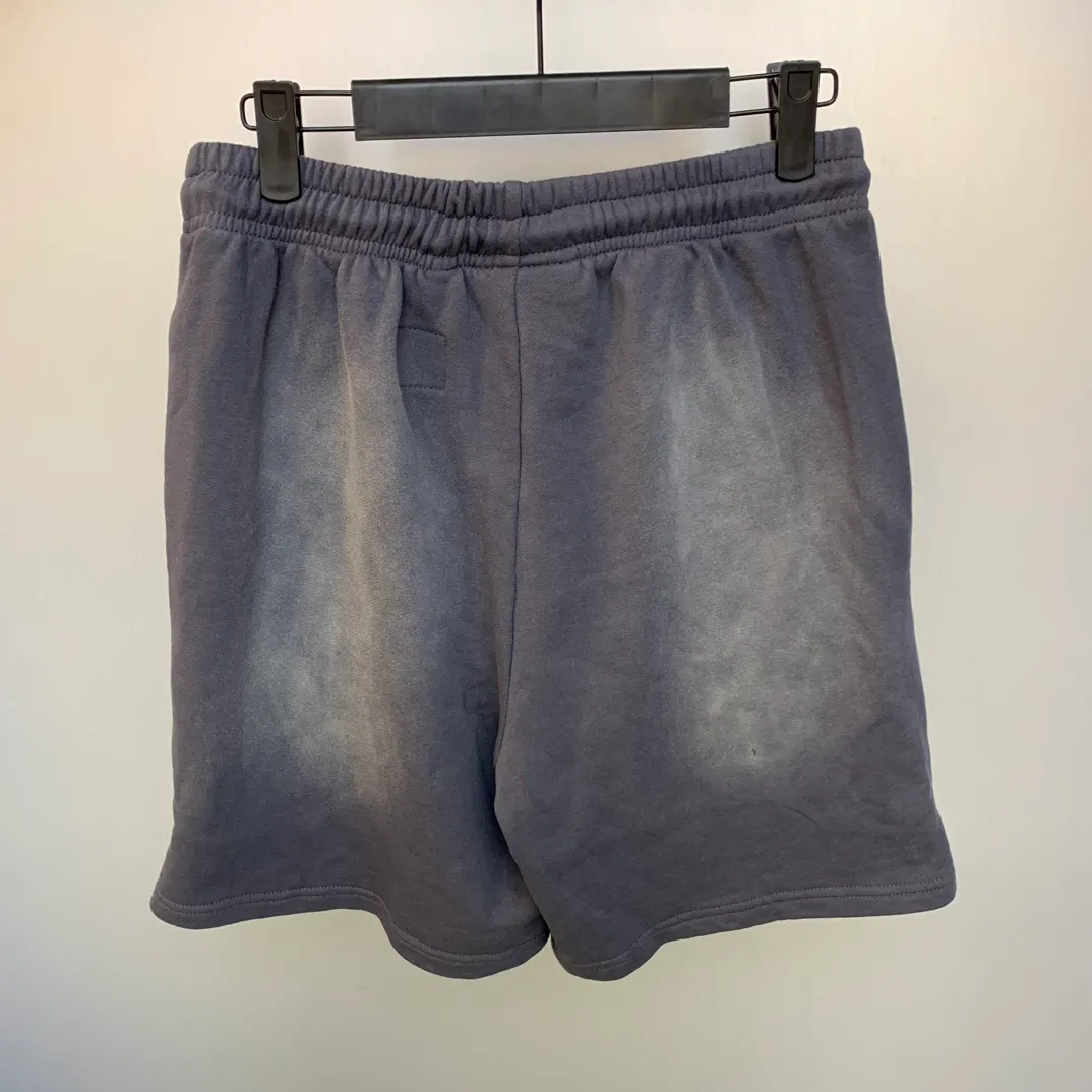 P150 HELLSTAR STUDIOS SHORTS Spray Ma Liu washed distressed cotton shorts, the new hot beauty trend Hellstar!  Standard beauty and trendy workmanship, original customization (fabric, pattern, printing, hang tag, main mark, etc.), exaggerated style, explosive style, dare to break through tradition, bring adventurous new fashion experience!   YoungBoy, the most popular rapper in the youth circle, has shot a lot of models for him, and celebrities such as Dababy and Swae Lee frequently get dressed!  color: GRAY Size: S, M, L, XL