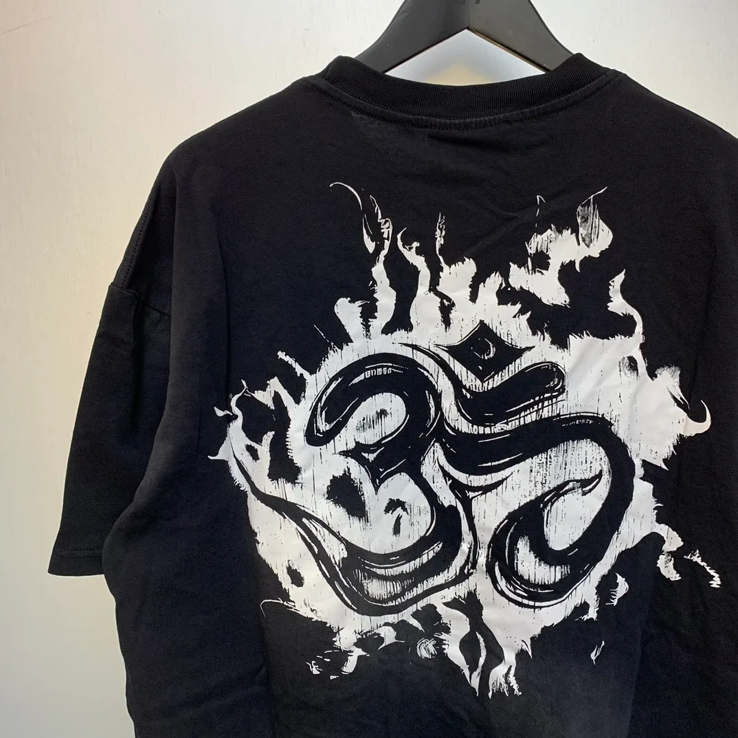 P126 INNER PEACE T-SHIRT HELLSTAR European and American trendy brand high-quality short-sleeved T-shirt, the new hot American trend Hellstar!  Standard beauty and trendy workmanship, original customization (fabric, pattern, printing, hang tag, main mark, etc.), exaggerated style, explosive style, dare to break through tradition, bring adventurous new fashion experience!   YoungBoy, the most popular rapper in the youth circle, has shot a lot of models for him, and celebrities such as Dababy and Swae Lee frequently get dressed!  color: black Size: S, M, L, XL