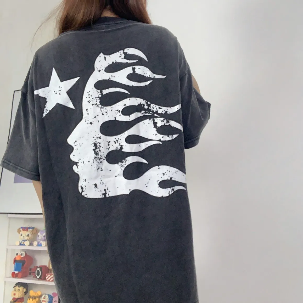 P134 Hellstar Rodman Tee short-sleeved T-shirt The new hot trendy Hellstar! Standard beauty and trendy workmanship, original customization (fabric, pattern, printing, hang tag, main mark, etc.), exaggerated style, explosive style, dare to break through tradition, bring adventurous new fashion experience!   YoungBoy, the most popular rapper in the youth circle, has shot a lot of models for him, and celebrities such as Dababy and Swae Lee frequently get dressed!   color: Vintage Black (washed black) size: S, M, L, XL