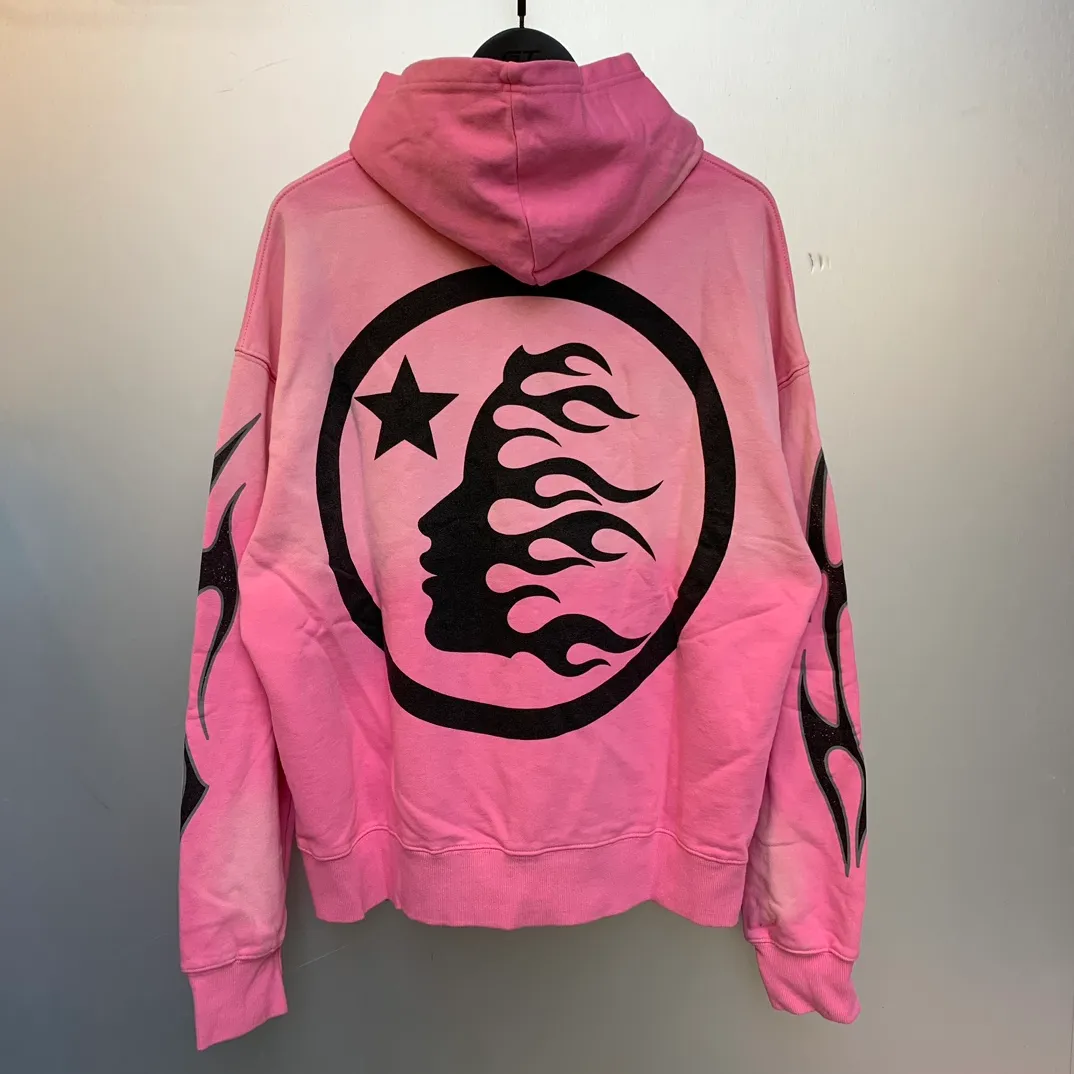 P240 HELLSTAR STUDIOS ZIP HOODIE American fashion classic logo printed washed hoodie sweatshirt cardigan jacket Newly popular American fashion Hellstar!  Standard beauty and trendy workmanship, original customization (fabric, pattern, printing, hang tag, main mark, etc.), exaggerated style, explosive style, dare to break through tradition, bring adventurous new fashion experience!   YoungBoy, the most popular rapper in the youth circle, has shot a lot of models for him, and celebrities such as Dababy and Swae Lee frequently get dressed!  color: pink Size: S, M, L, XL