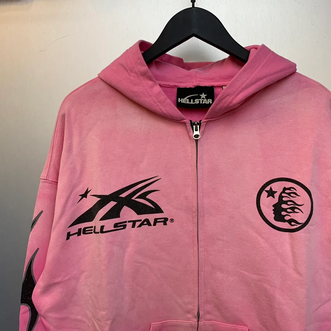 P240 HELLSTAR STUDIOS ZIP HOODIE American fashion classic logo printed washed hoodie sweatshirt cardigan jacket Newly popular American fashion Hellstar!  Standard beauty and trendy workmanship, original customization (fabric, pattern, printing, hang tag, main mark, etc.), exaggerated style, explosive style, dare to break through tradition, bring adventurous new fashion experience!   YoungBoy, the most popular rapper in the youth circle, has shot a lot of models for him, and celebrities such as Dababy and Swae Lee frequently get dressed!  color: pink Size: S, M, L, XL