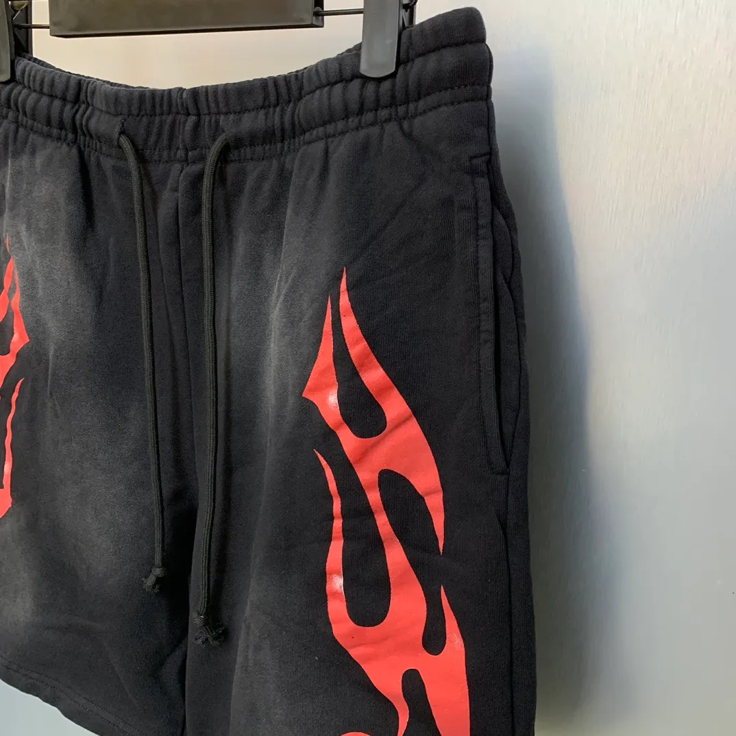 P150 7-color FLAME SHORTS Hellstar high-quality spray-on shorts, the new hot beauty trend Hellstar!  Standard beauty and trendy workmanship, original customization (fabric, pattern, printing, hang tag, main mark, etc.), exaggerated style, explosive style, dare to break through tradition, bring adventurous new fashion experience!   YoungBoy, the most popular rapper in the youth circle, has shot a lot of models for him, and celebrities such as Dababy and Swae Lee frequently get dressed!  Color: WHITE, Black red, Black green, Purple, Blue, Gray, Yellow Size: S, M, L, XL